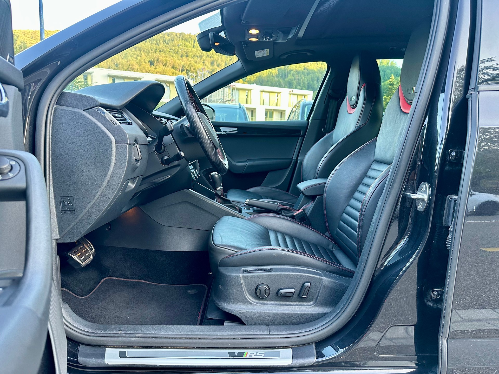 SKODA Octavia Combi 2.0 TSI RS 230 DSG-image-9
