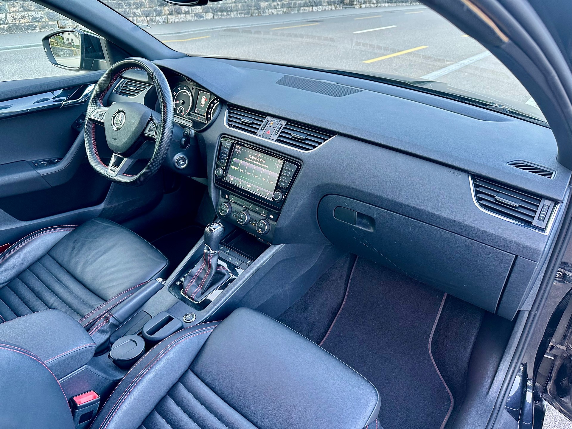 SKODA Octavia Combi 2.0 TSI RS 230 DSG-image-10