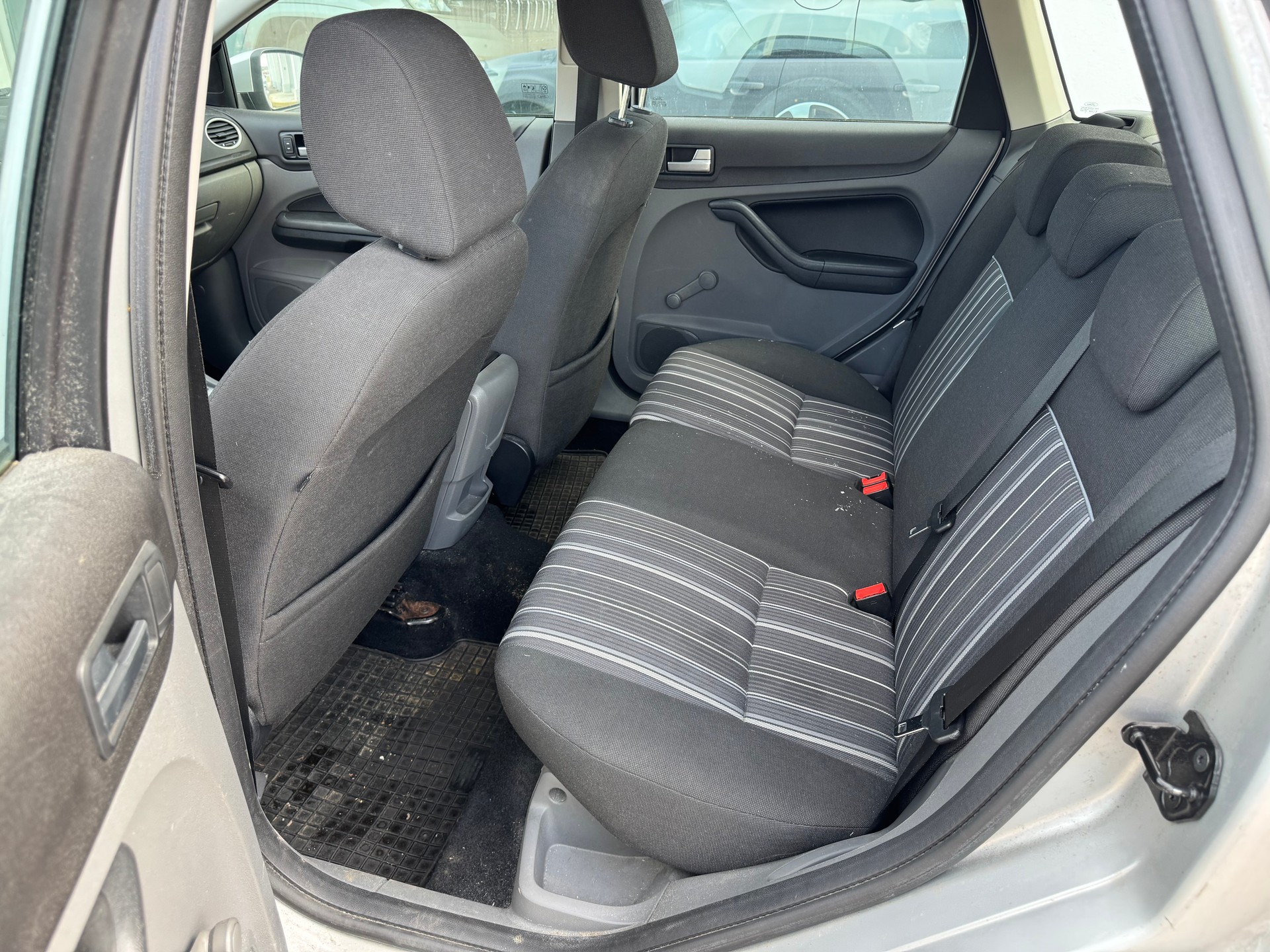 FORD Focus 1.6i Ambiente-image-5