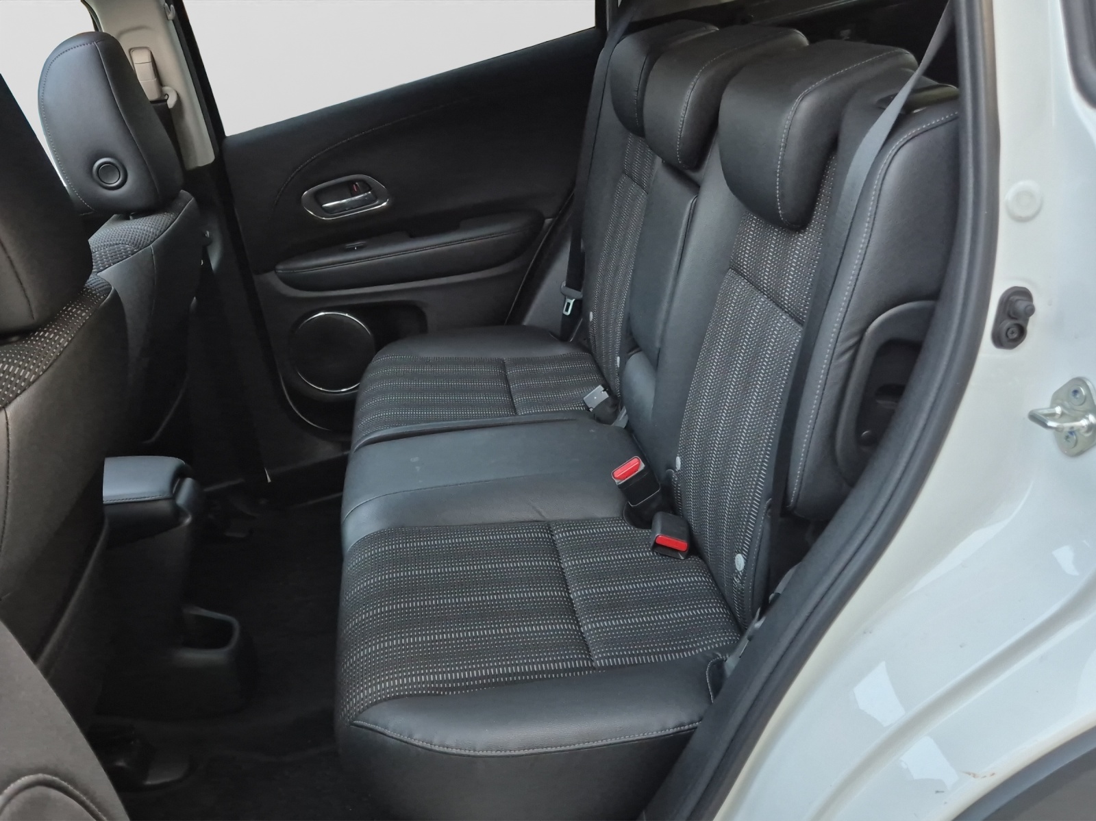 HONDA HR-V 1.5i-VTEC Executive-image-13