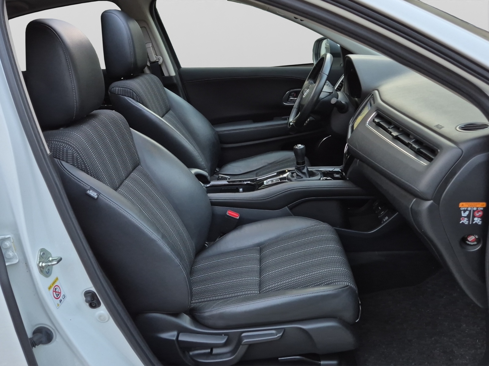 HONDA HR-V 1.5i-VTEC Executive-image-12