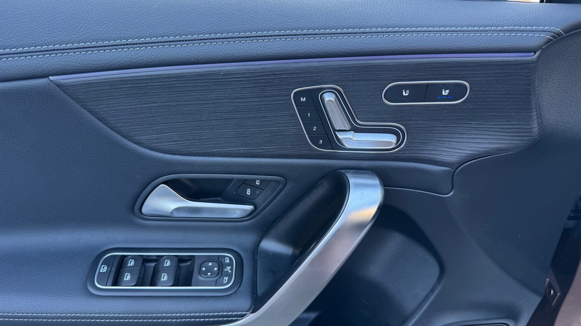 MERCEDES-BENZ A 35 AMG 4Matic Speedshift-image-13