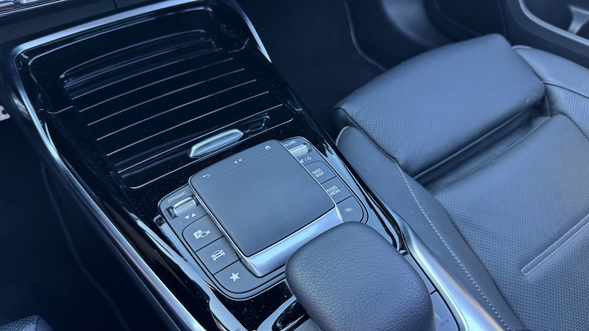 MERCEDES-BENZ A 35 AMG 4Matic Speedshift-image-14