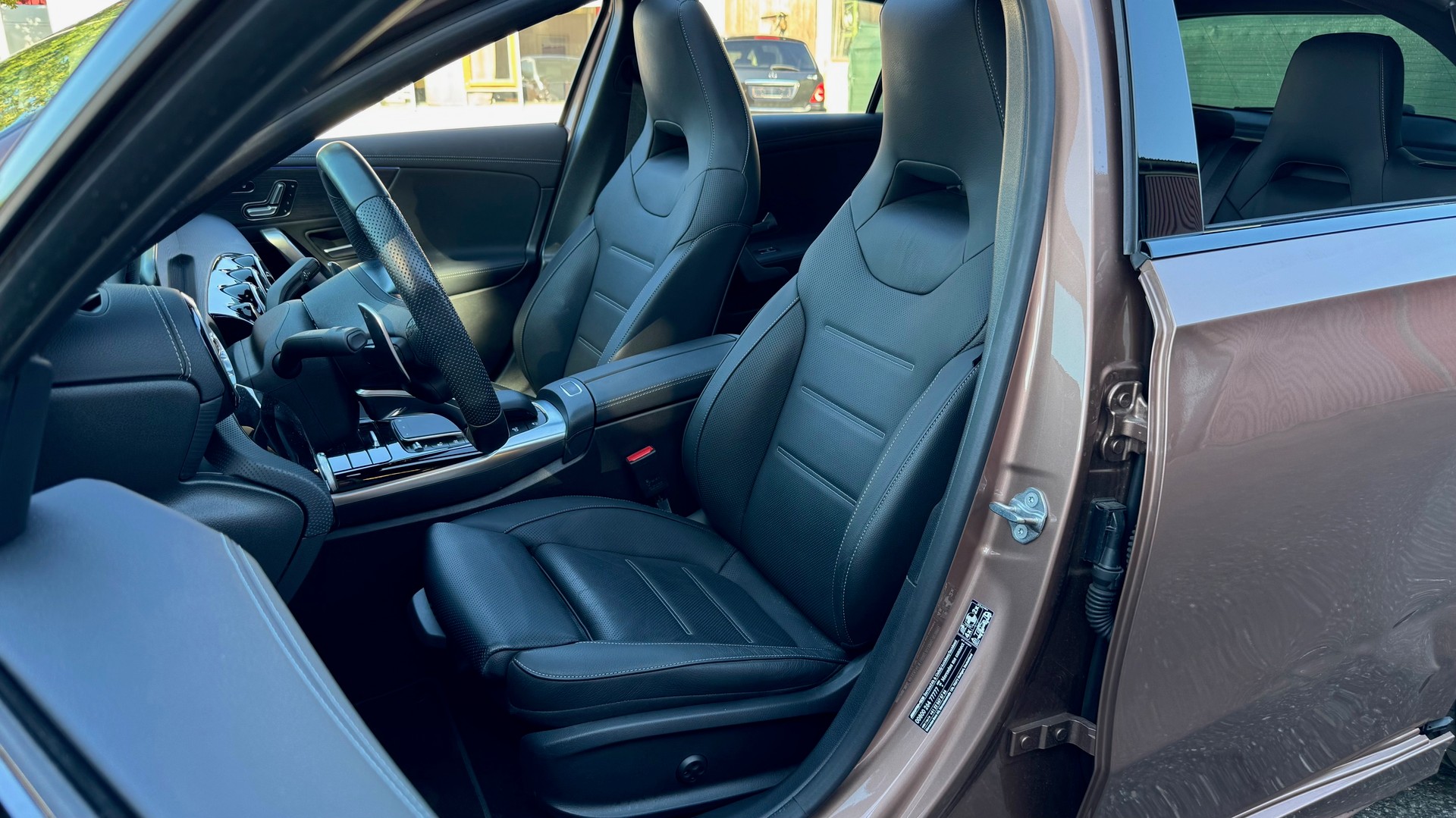 MERCEDES-BENZ A 35 AMG 4Matic Speedshift-image-11