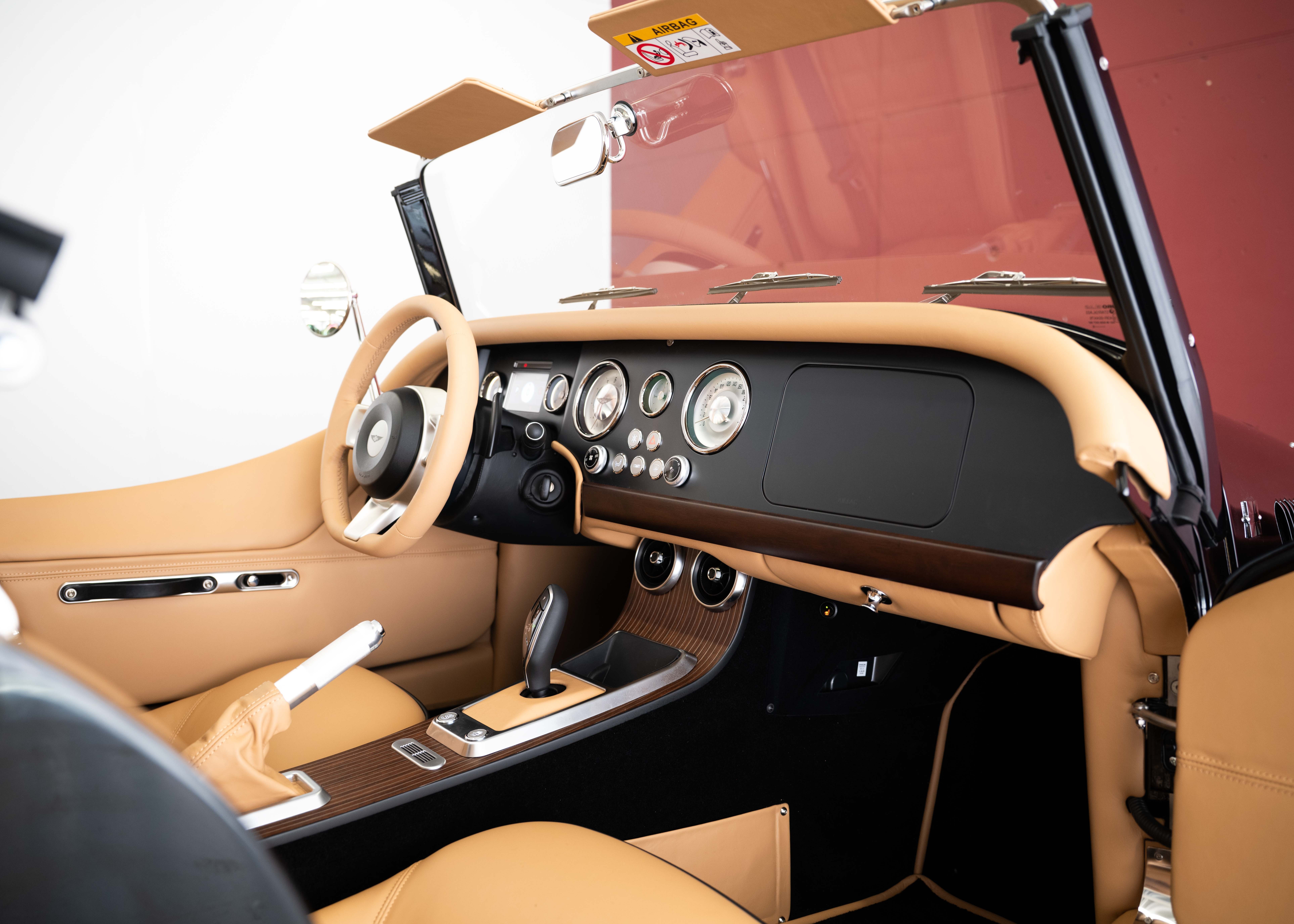 Image MORGAN 4-4 Plus Four 2.0 Bespoke (MY 26, Swiss new car, 1 of 1 configuration, Rolls-Royce Diamond Black metallic, 30-month warranty)
