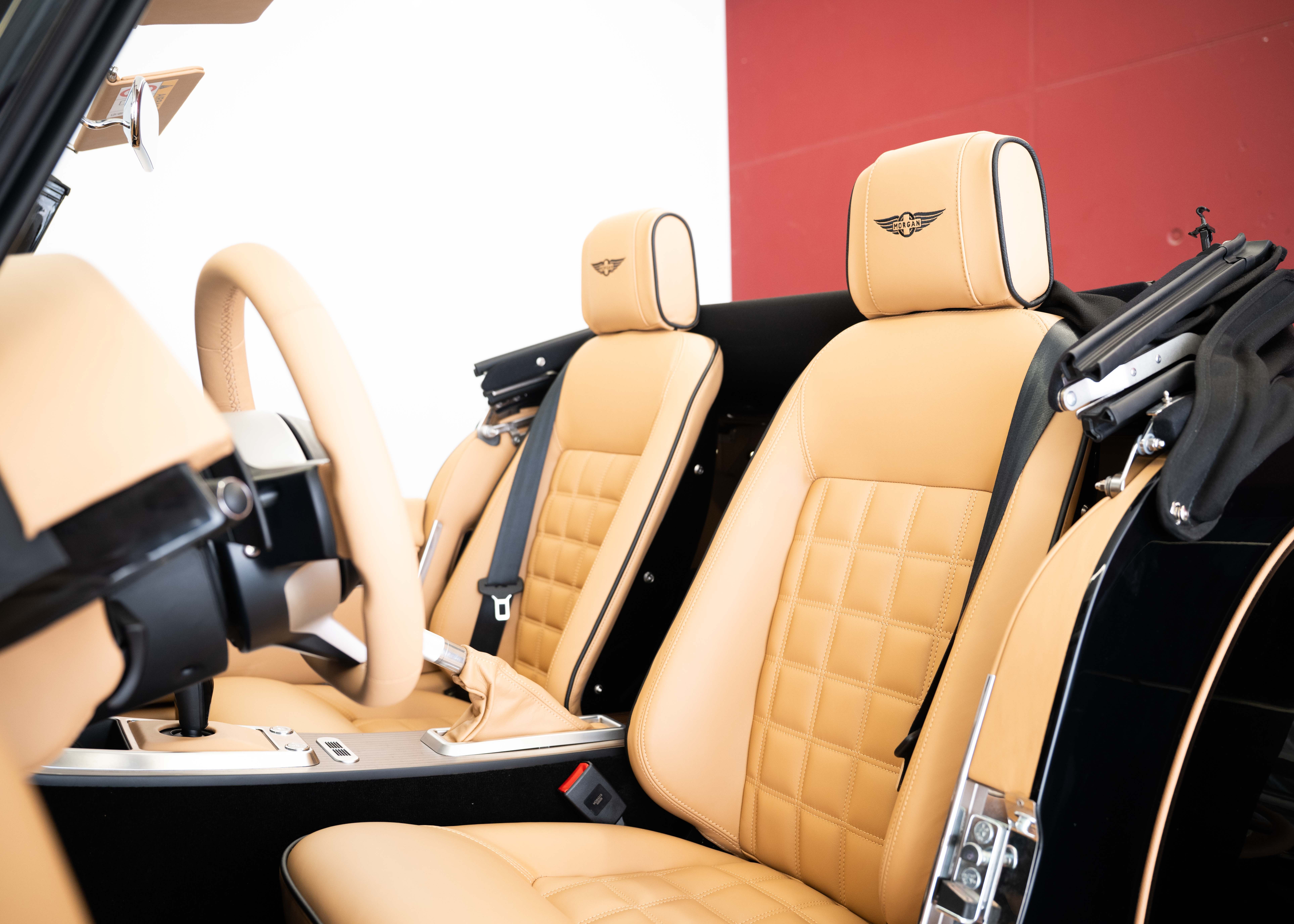 Image MORGAN 4-4 Plus Four 2.0 Bespoke (MY 26, Swiss new car, 1 of 1 configuration, Rolls-Royce Diamond Black metallic, 30-month warranty)