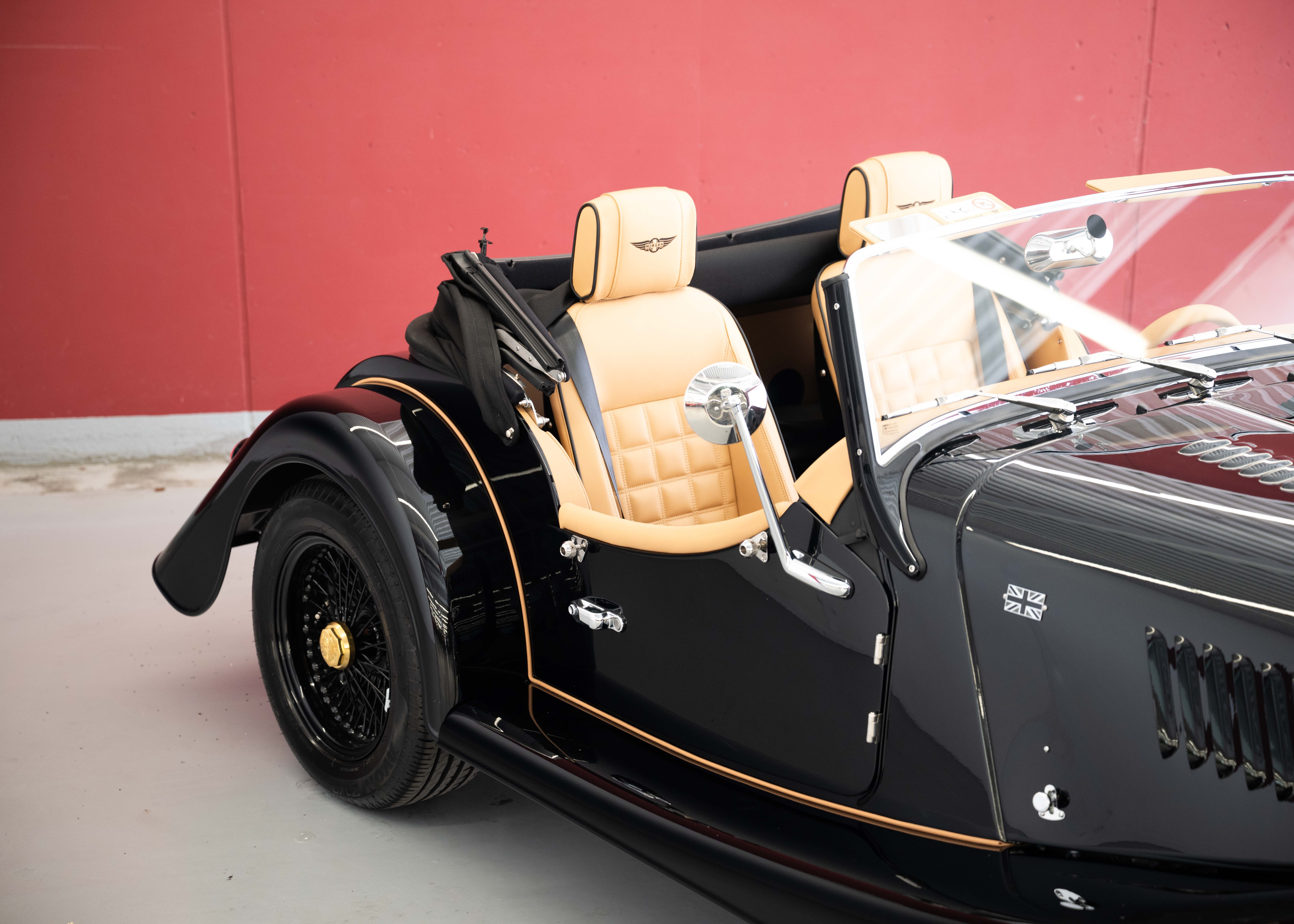 Image MORGAN 4-4 Plus Four 2.0 Bespoke (MY 26, Swiss new car, 1 of 1 configuration, Rolls-Royce Diamond Black metallic, 30-month warranty)