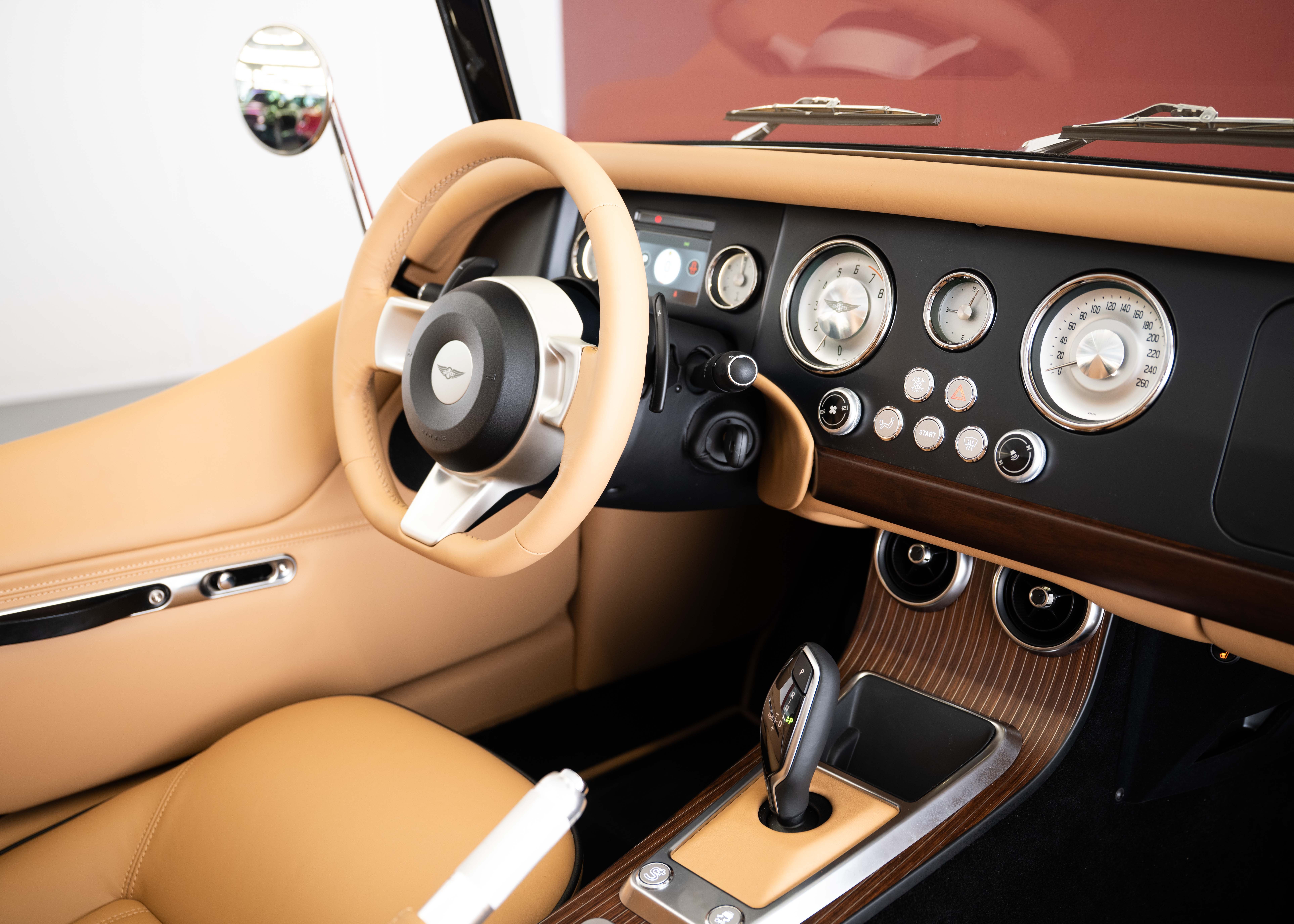 Image MORGAN 4-4 Plus Four 2.0 Bespoke (MY 26, Swiss new car, 1 of 1 configuration, Rolls-Royce Diamond Black metallic, 30-month warranty)