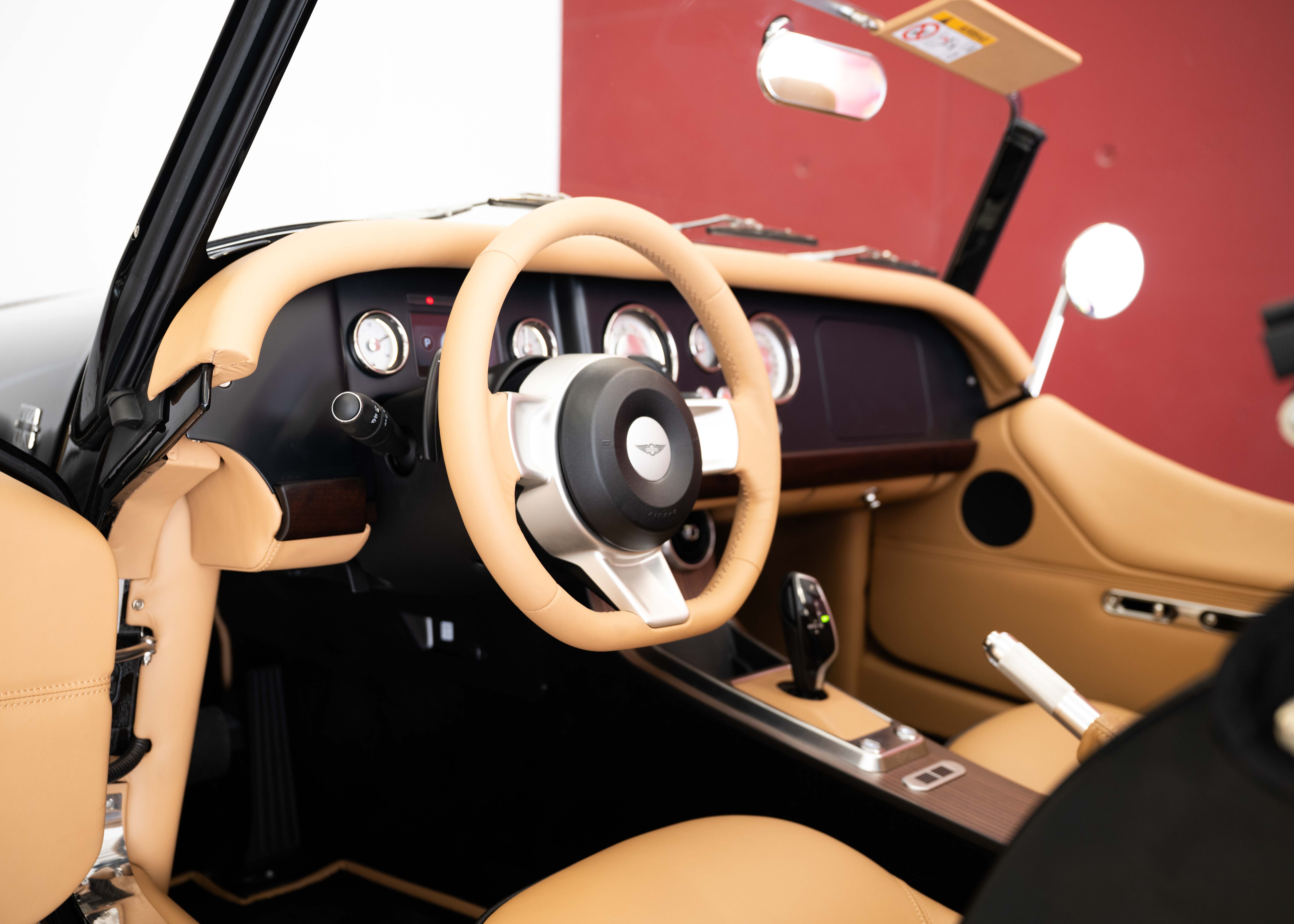 Image MORGAN 4-4 Plus Four 2.0 Bespoke (MY 26, Swiss new car, 1 of 1 configuration, Rolls-Royce Diamond Black metallic, 30-month warranty)