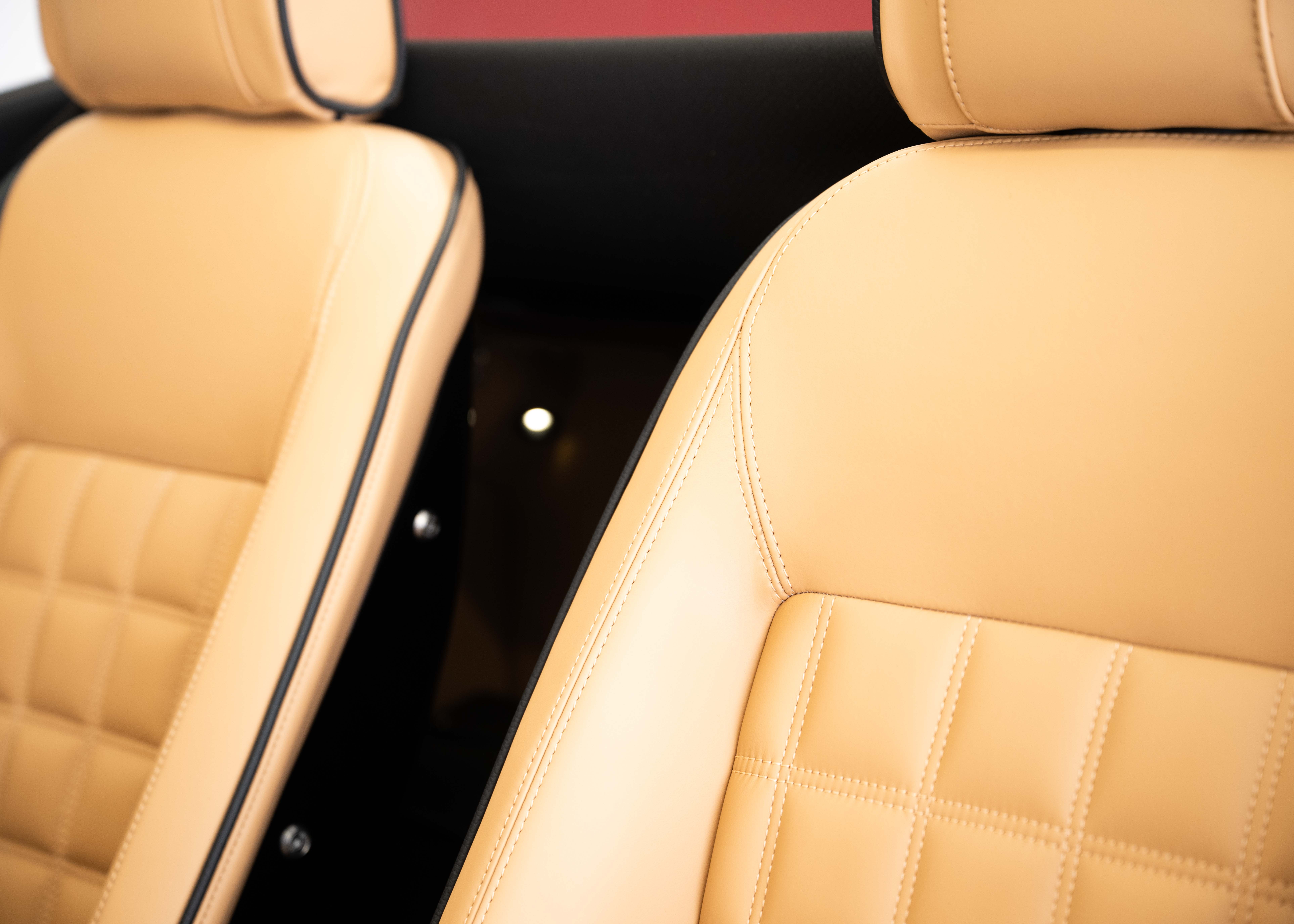 Image MORGAN 4-4 Plus Four 2.0 Bespoke (MY 26, Swiss new car, 1 of 1 configuration, Rolls-Royce Diamond Black metallic, 30-month warranty)