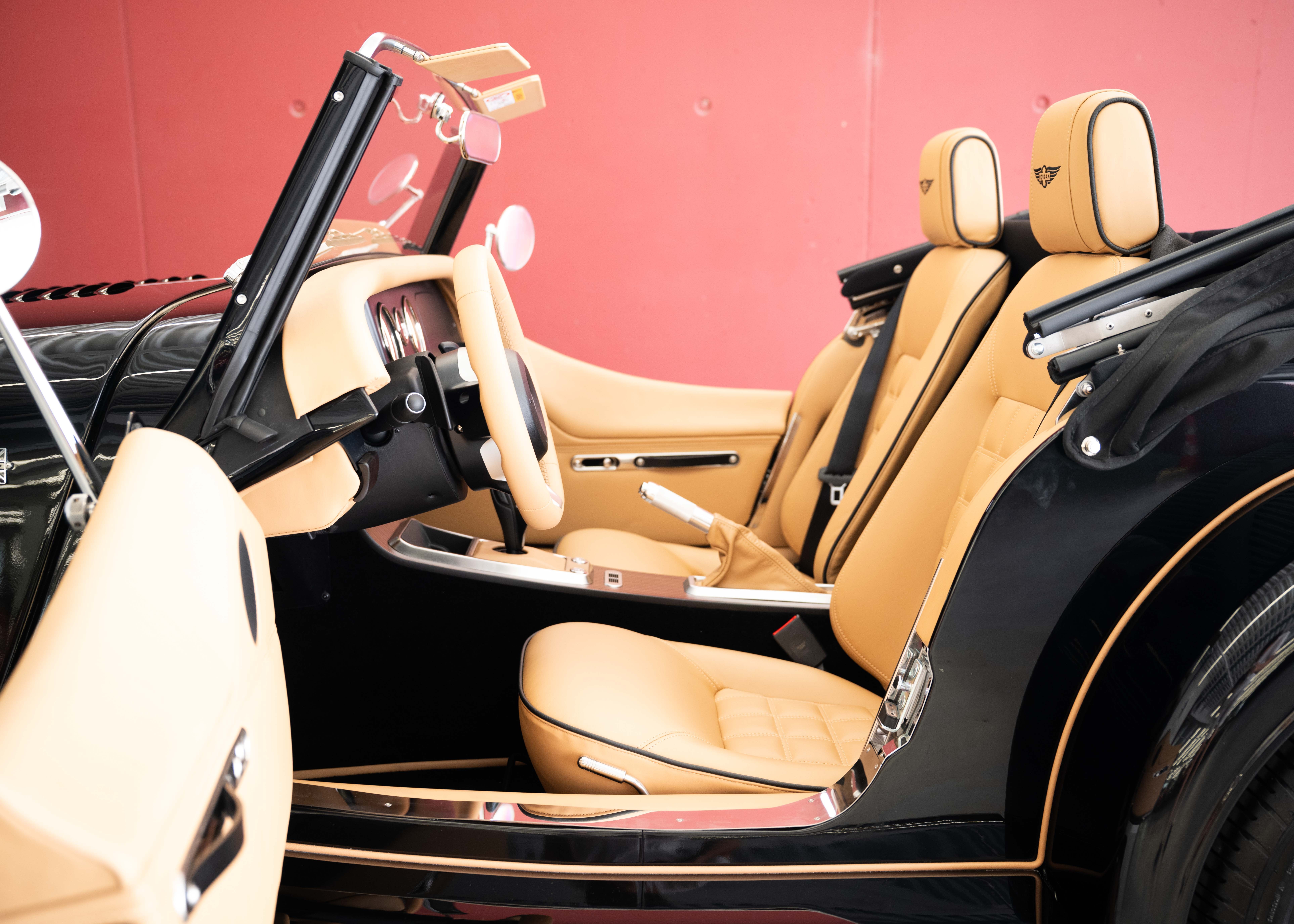 Image MORGAN 4-4 Plus Four 2.0 Bespoke (MY 26, Swiss new car, 1 of 1 configuration, Rolls-Royce Diamond Black metallic, 30-month warranty)
