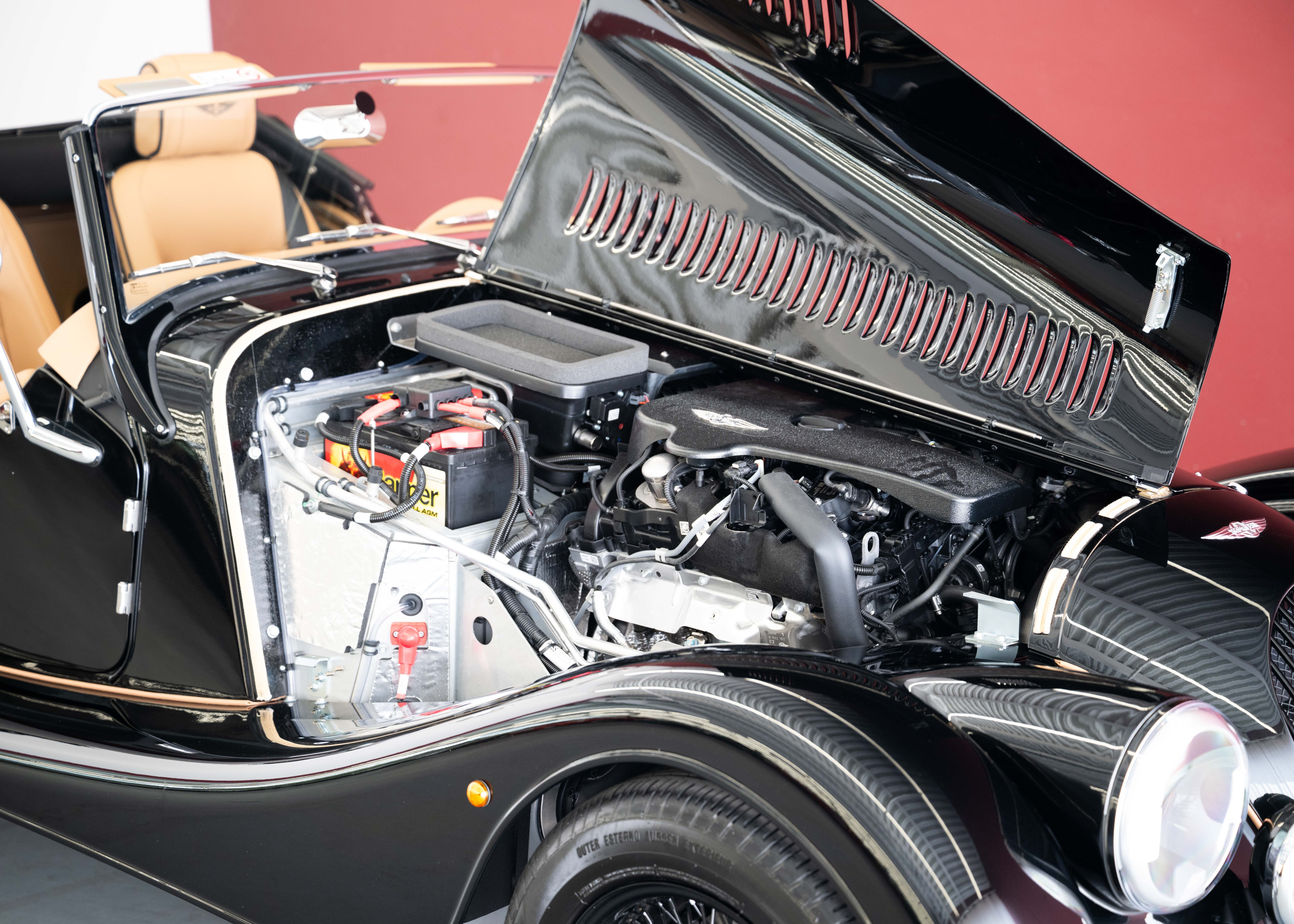 Image MORGAN 4-4 Plus Four 2.0 Bespoke (MY 26, Swiss new car, 1 of 1 configuration, Rolls-Royce Diamond Black metallic, 30-month warranty)