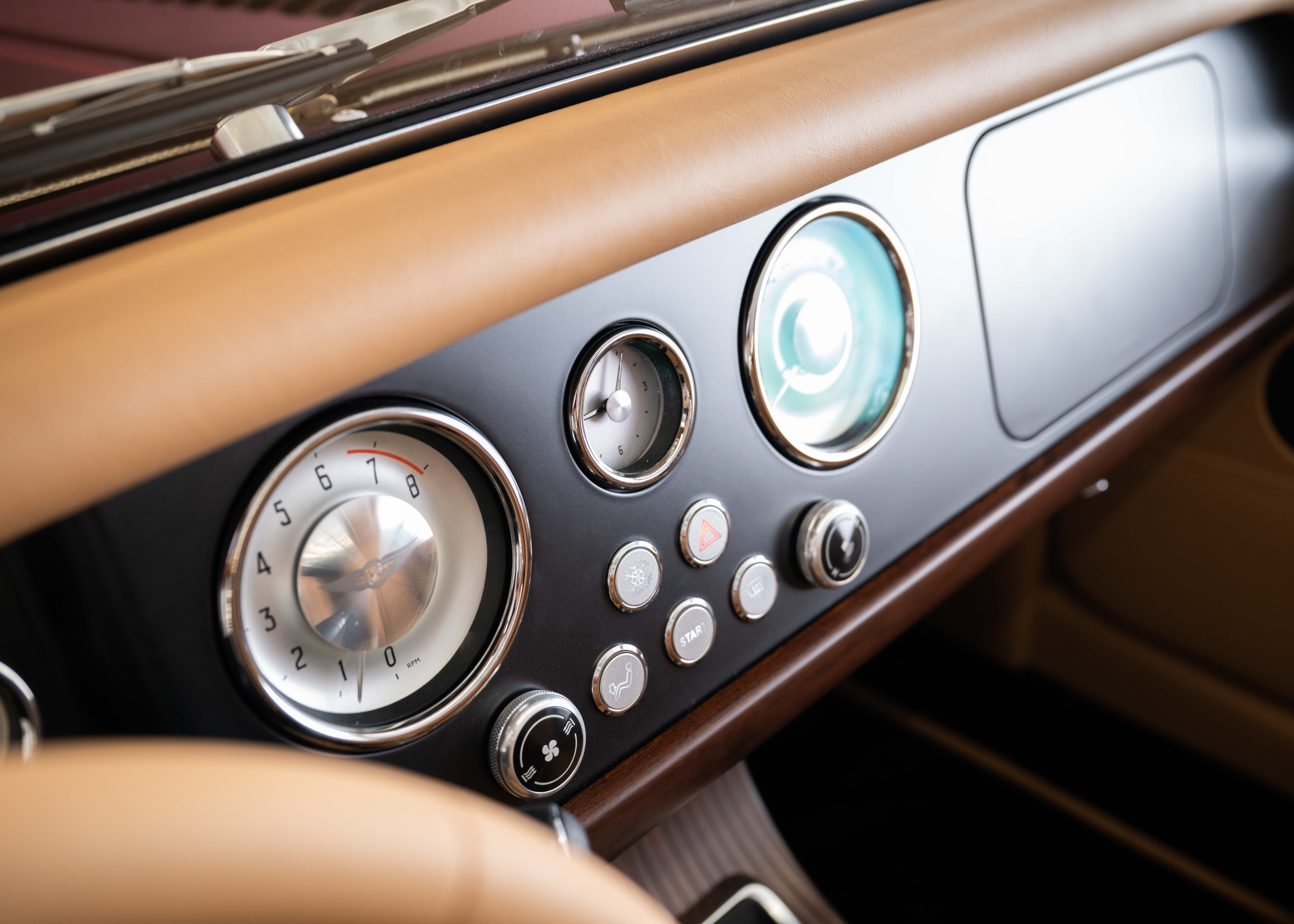 Image MORGAN 4-4 Plus Four 2.0 Bespoke (MY 26, Swiss new car, 1 of 1 configuration, Rolls-Royce Diamond Black metallic, 30-month warranty)