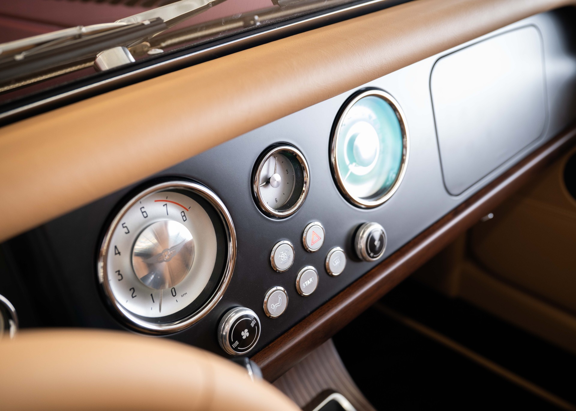 MORGAN Plus Four 2.0 Bespoke (MY 26, Swiss new car, 1 of 1 configuration, Rolls-Royce Diamond Black metallic, 30-month warranty)-image-29