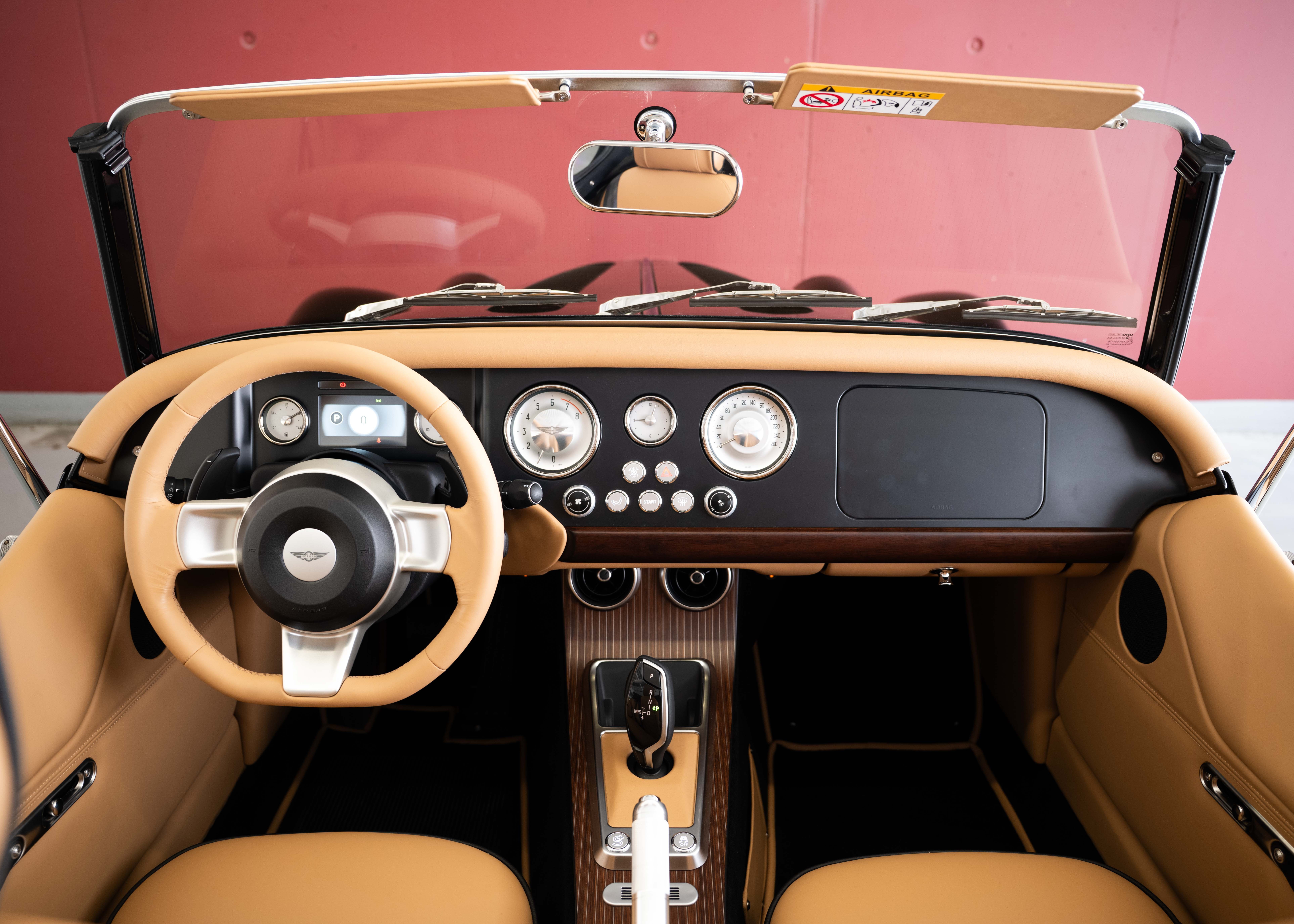 Image MORGAN 4-4 Plus Four 2.0 Bespoke (MY 26, Swiss new car, 1 of 1 configuration, Rolls-Royce Diamond Black metallic, 30-month warranty)