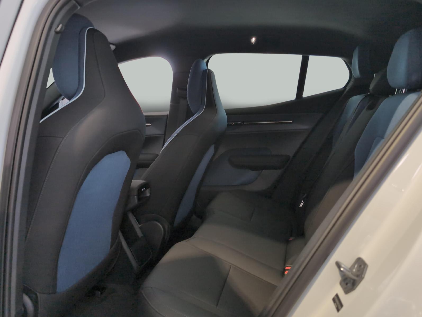 VOLVO EX30 CC P8 Plus AWD-image-11