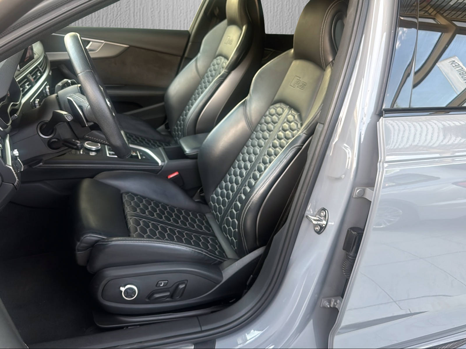 AUDI RS4 Avant 2.9 TFSI quattro tiptronic*Panoramadach*Pack Dynamik*Head Up Display*-image-7