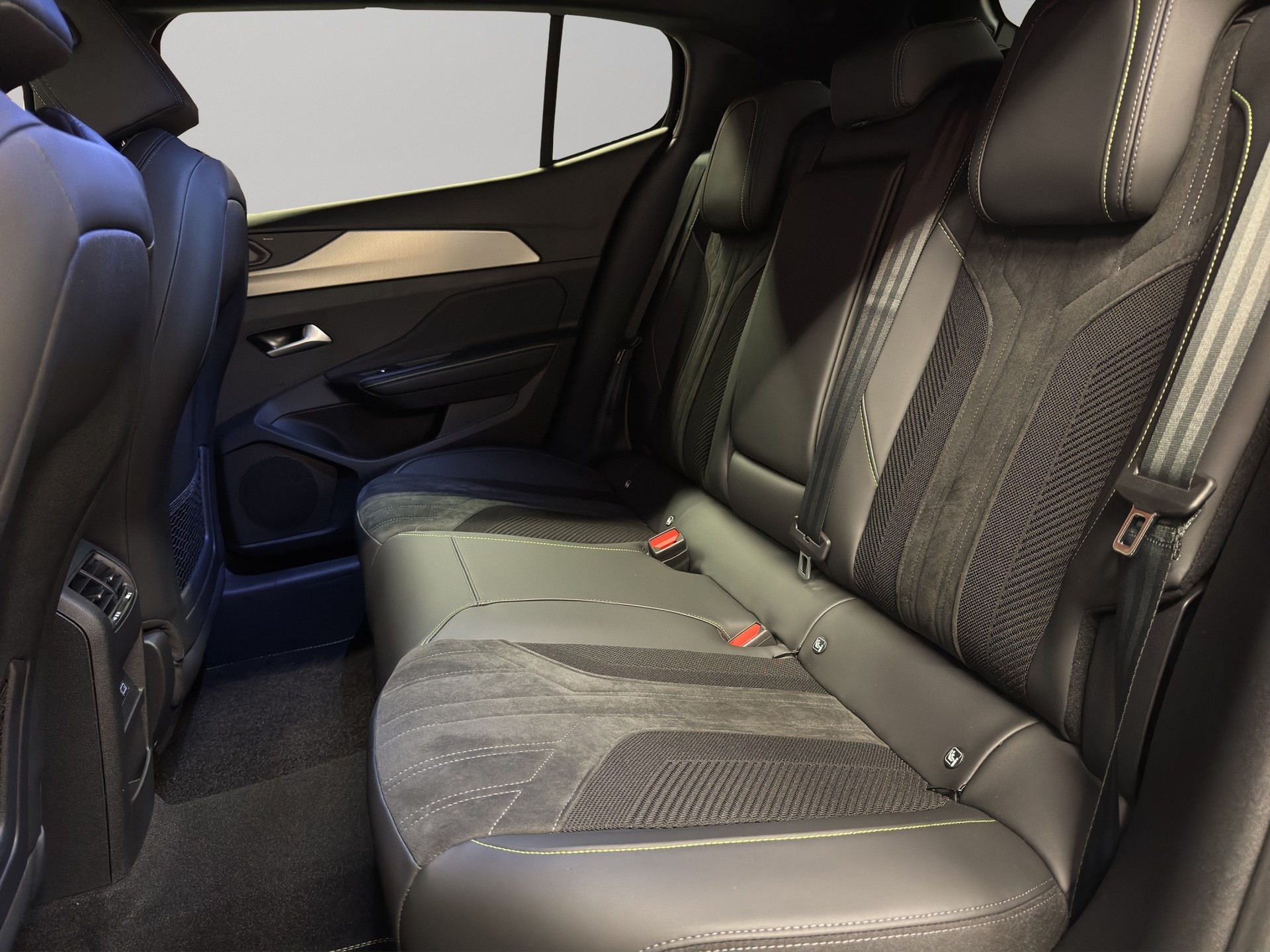 PEUGEOT 408 1.2 Hybrid GT Exclusive-image-9