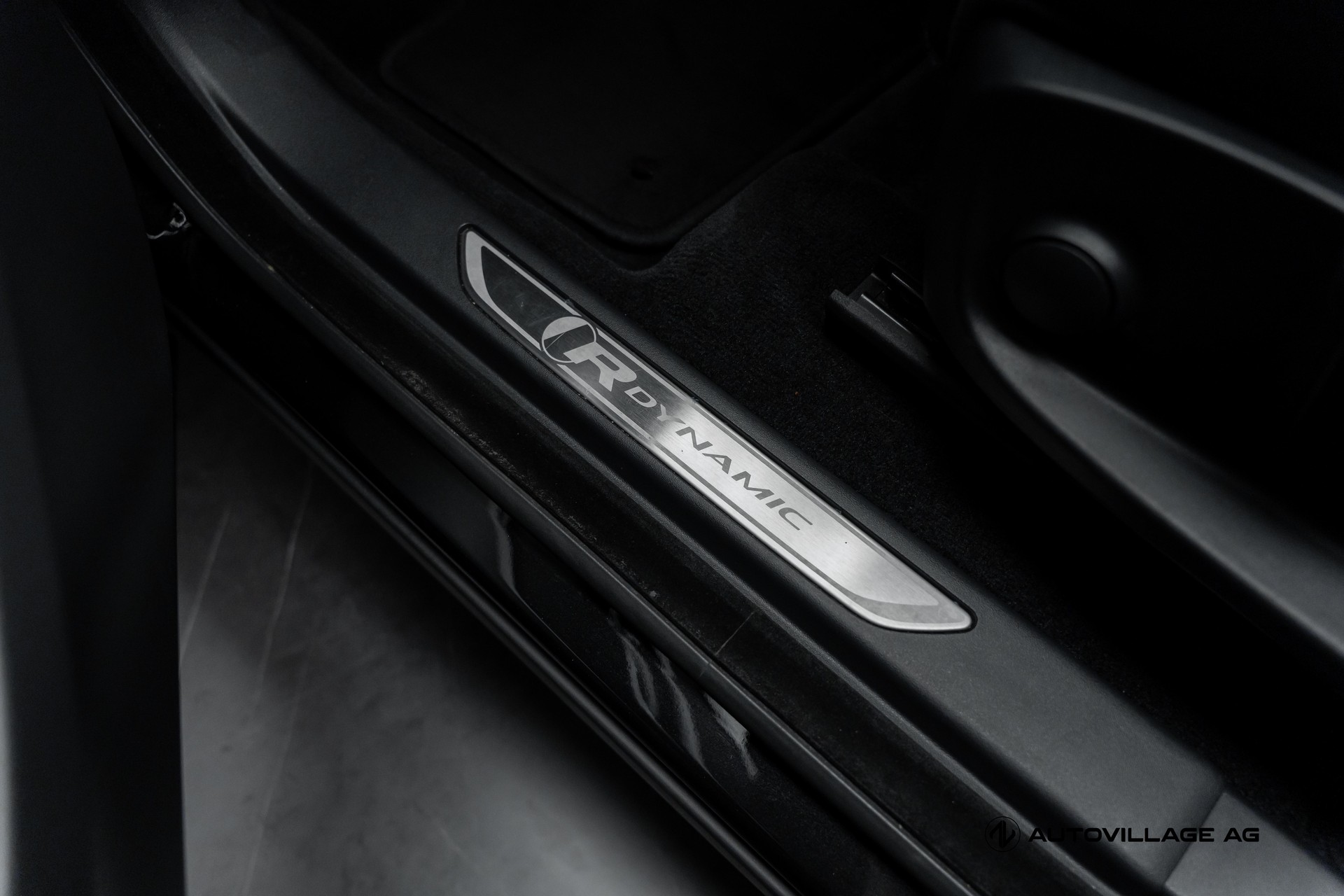 JAGUAR E-Pace 2.0d D150 R-Dynamic AWD Automatik-image-24