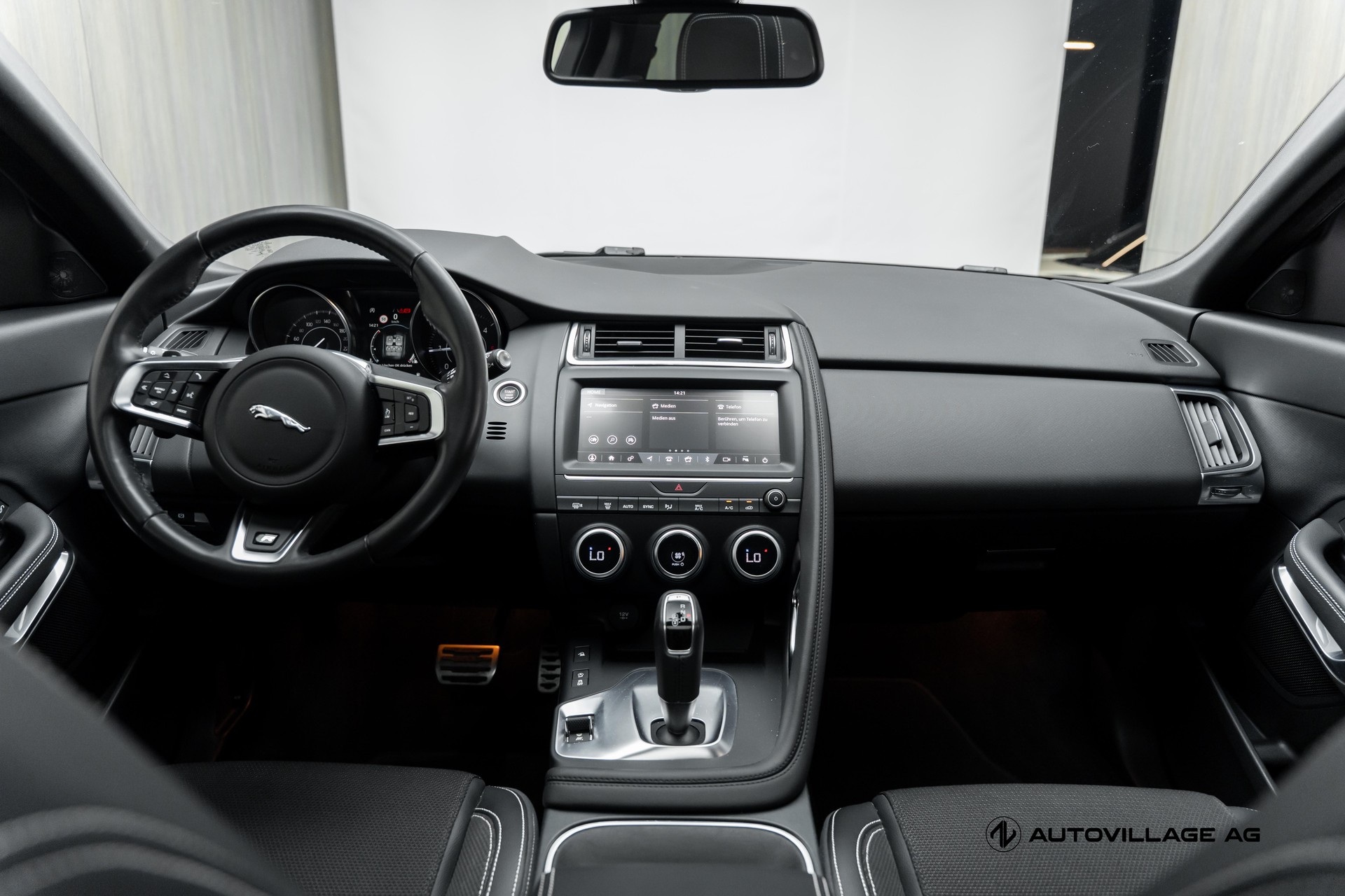 JAGUAR E-Pace 2.0d D150 R-Dynamic AWD Automatik-showroom-element-2