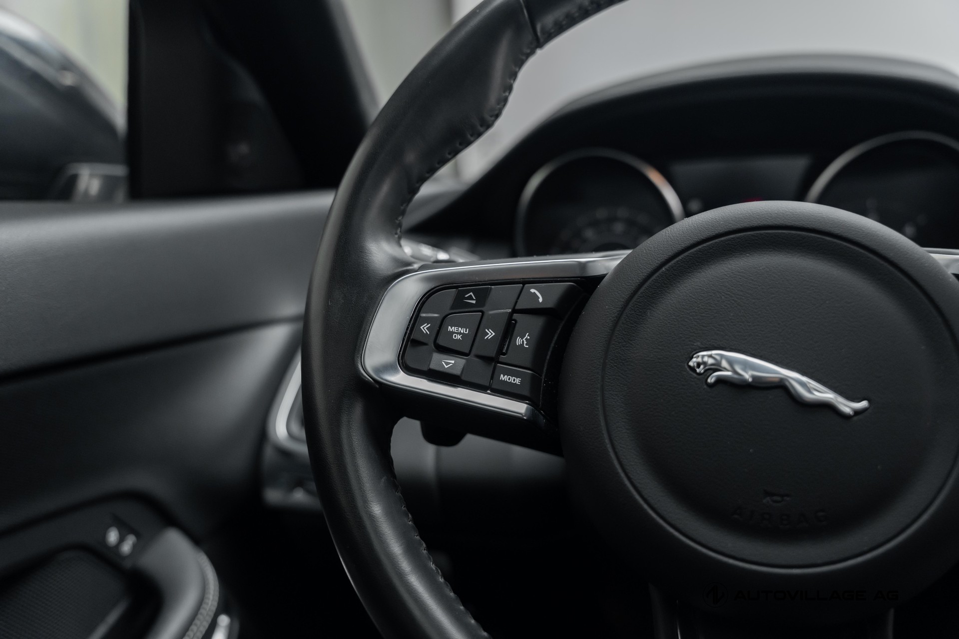 JAGUAR E-Pace 2.0d D150 R-Dynamic AWD Automatik-image-21