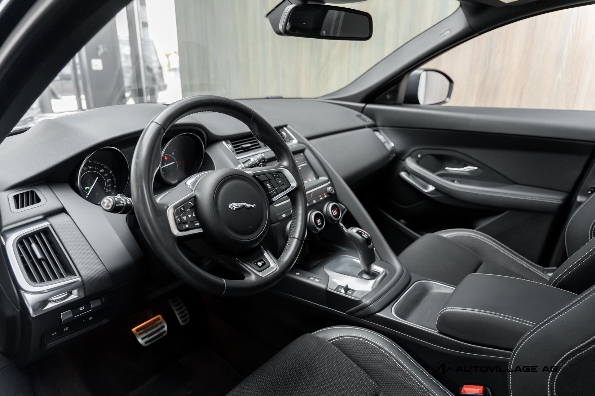 JAGUAR E-Pace 2.0d D150 R-Dynamic AWD Automatik-showroom-element-3