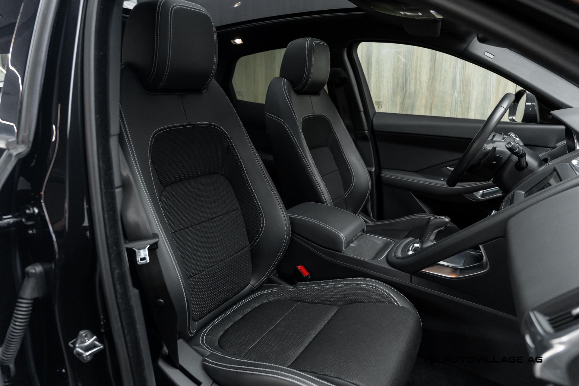 JAGUAR E-Pace 2.0d D150 R-Dynamic AWD Automatik-image-8