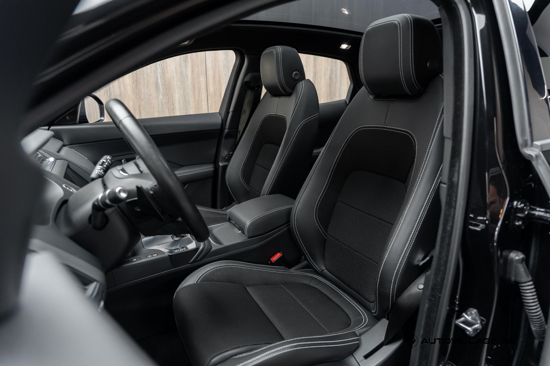 JAGUAR E-Pace 2.0d D150 R-Dynamic AWD Automatik-image-5