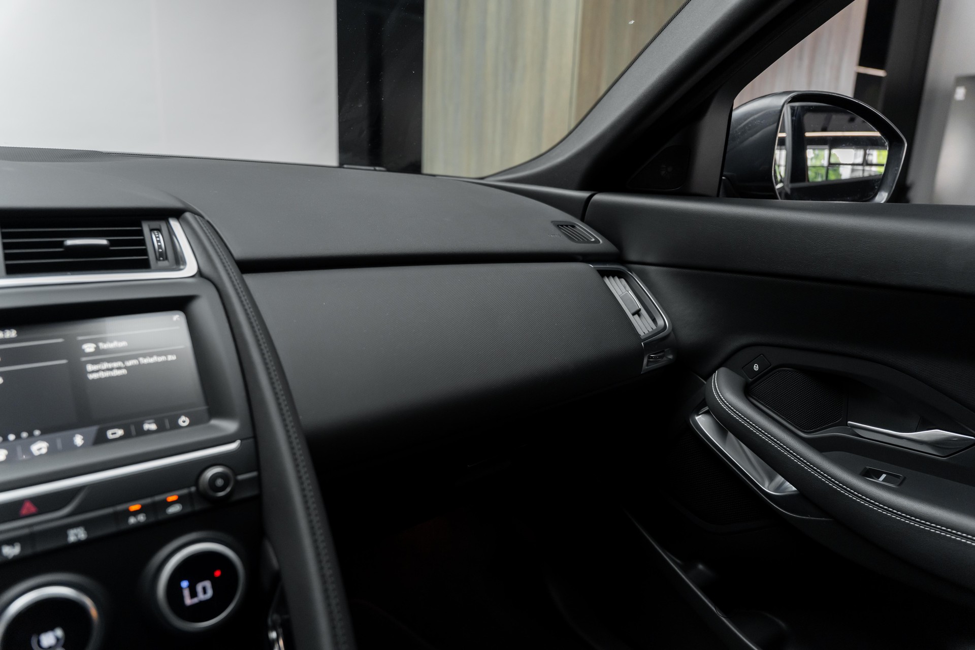JAGUAR E-Pace 2.0d D150 R-Dynamic AWD Automatik-image-17