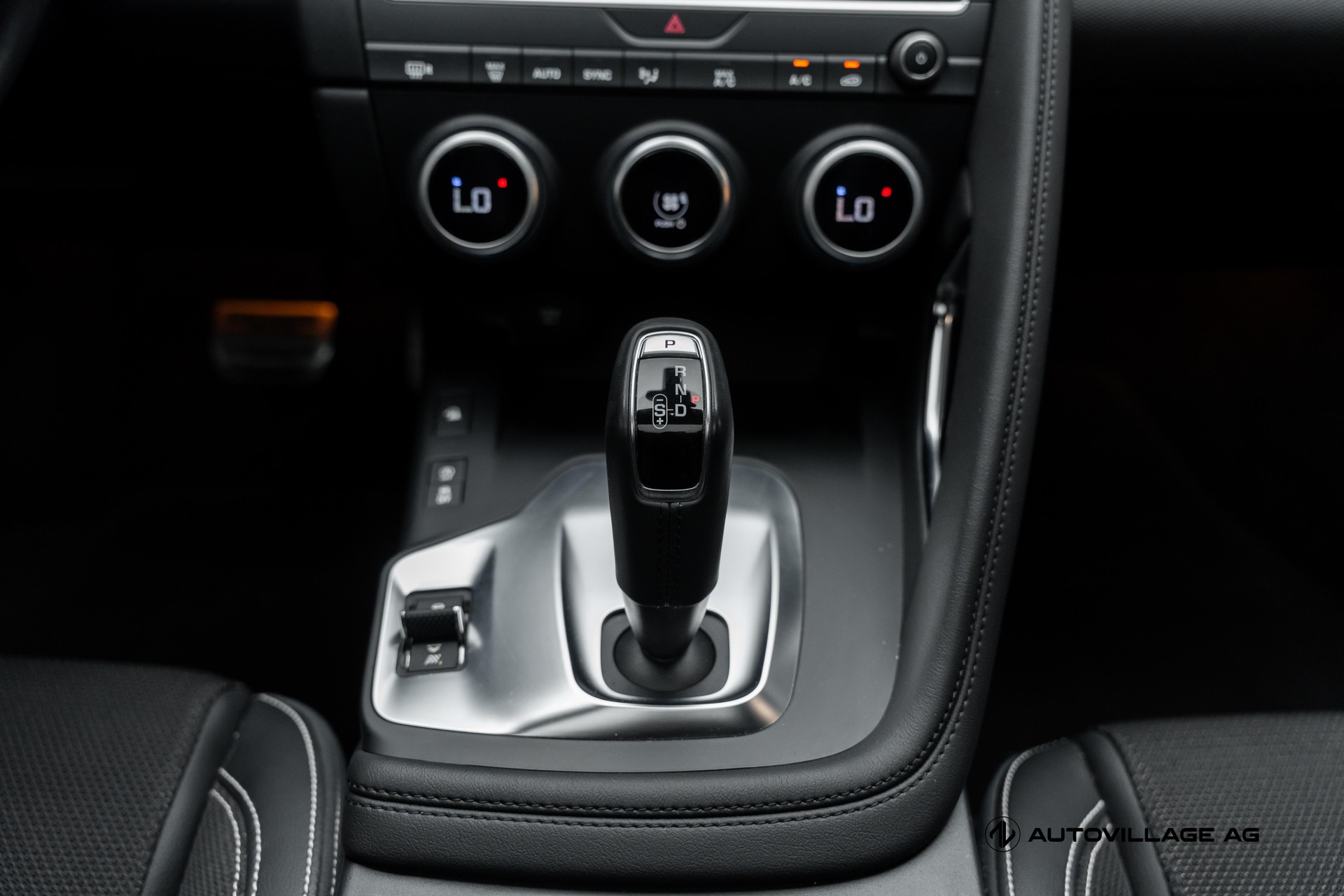 JAGUAR E-Pace 2.0d D150 R-Dynamic AWD Automatik-image-14