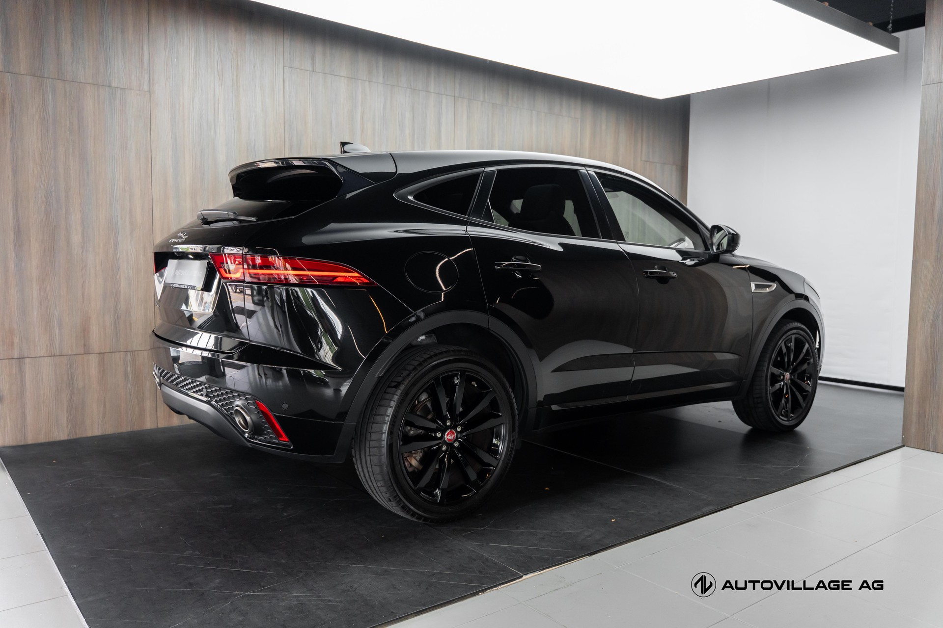 JAGUAR E-Pace 2.0d D150 R-Dynamic AWD Automatik-showroom-element-1