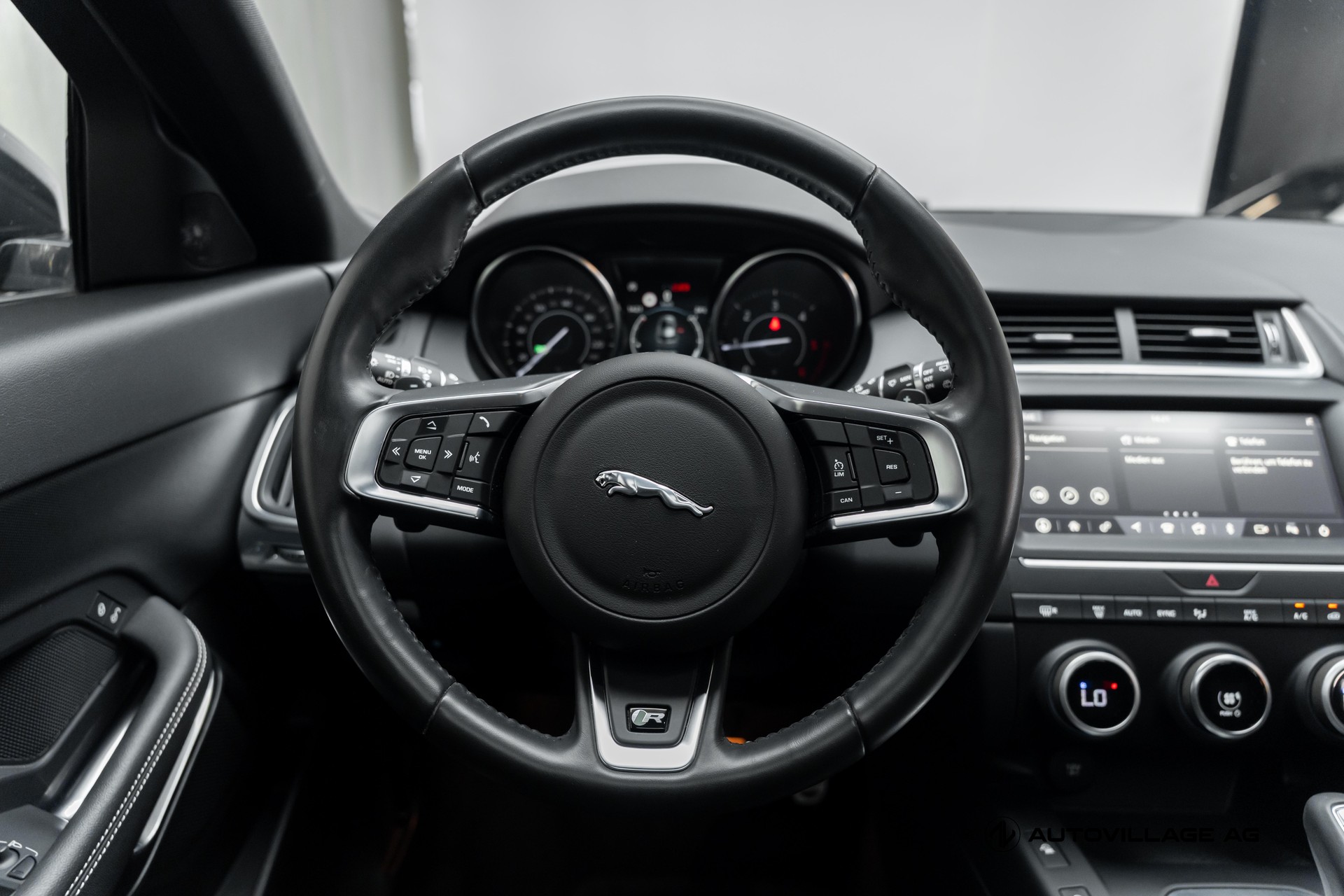 JAGUAR E-Pace 2.0d D150 R-Dynamic AWD Automatik-image-19