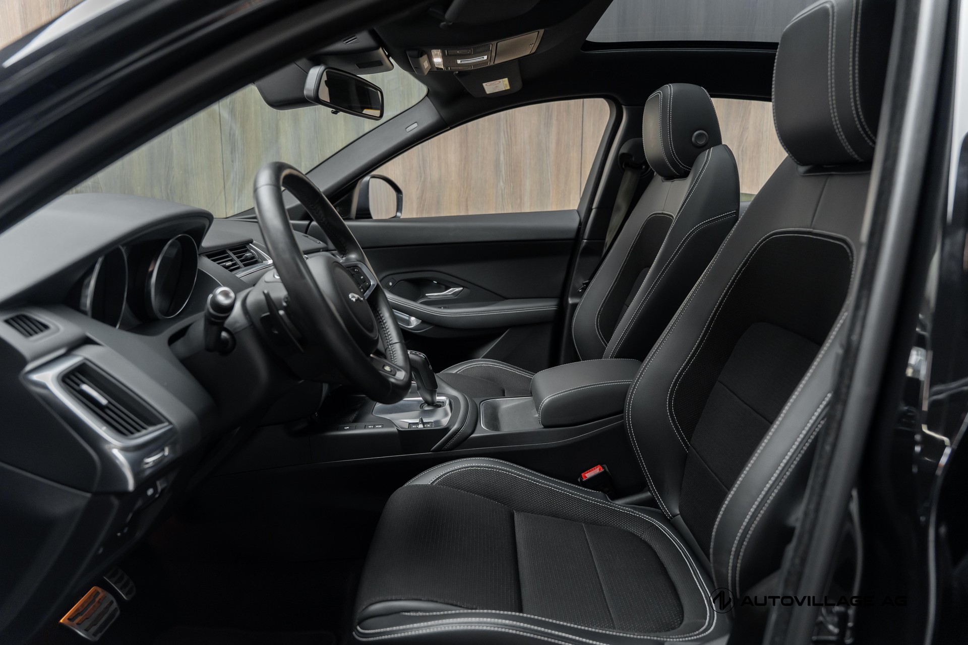 JAGUAR E-Pace 2.0d D150 R-Dynamic AWD Automatik-image-4