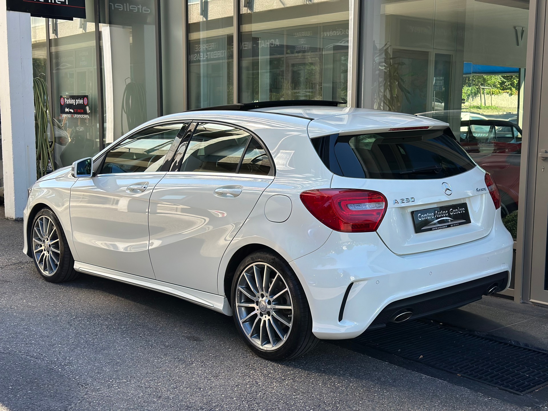 MERCEDES-BENZ A 250 AMG Line 4Matic 7G-DCT-image-4