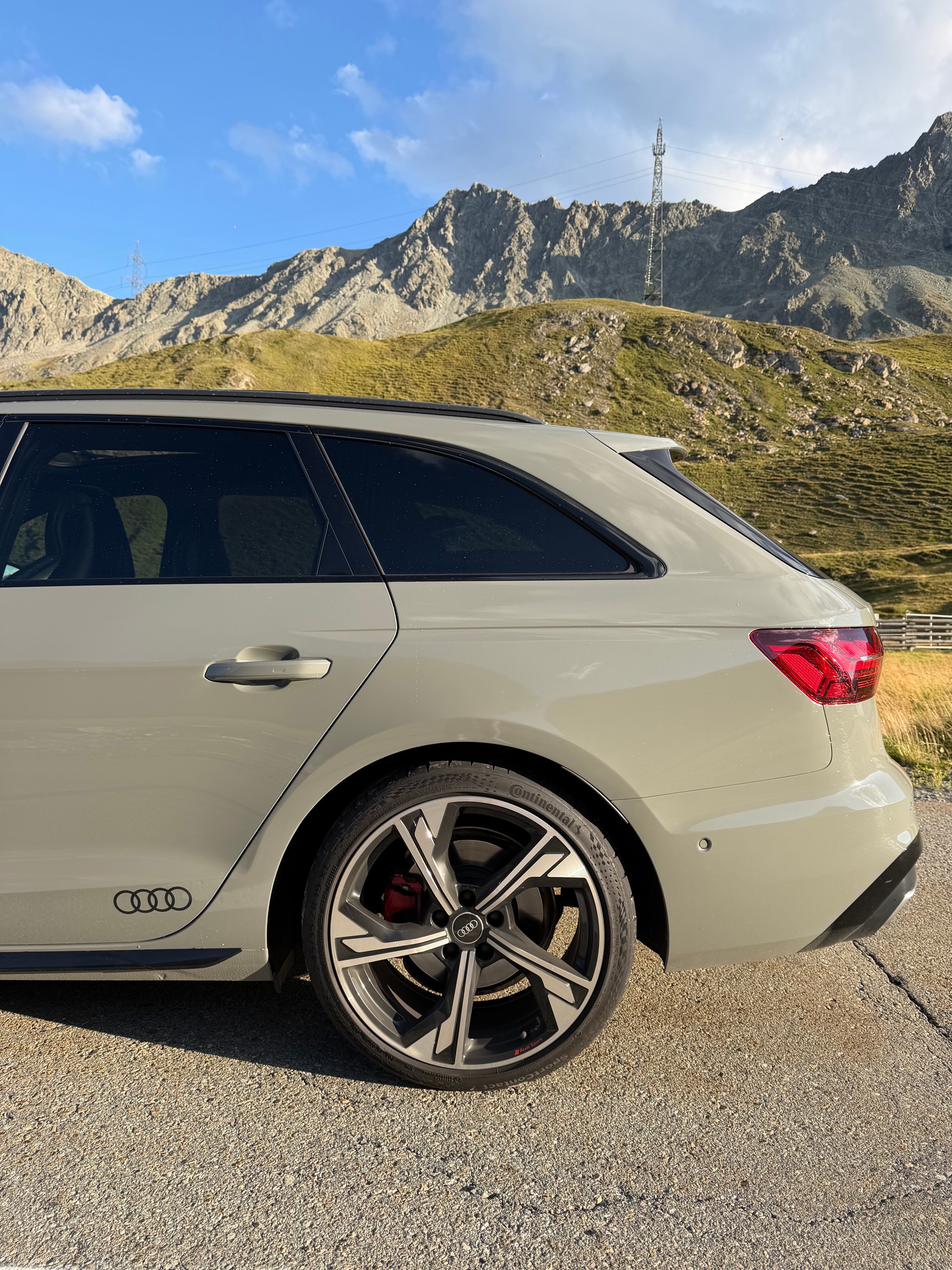 AUDI 40 2.0TDI S Line Attraction quattro S-Tronic-image-4