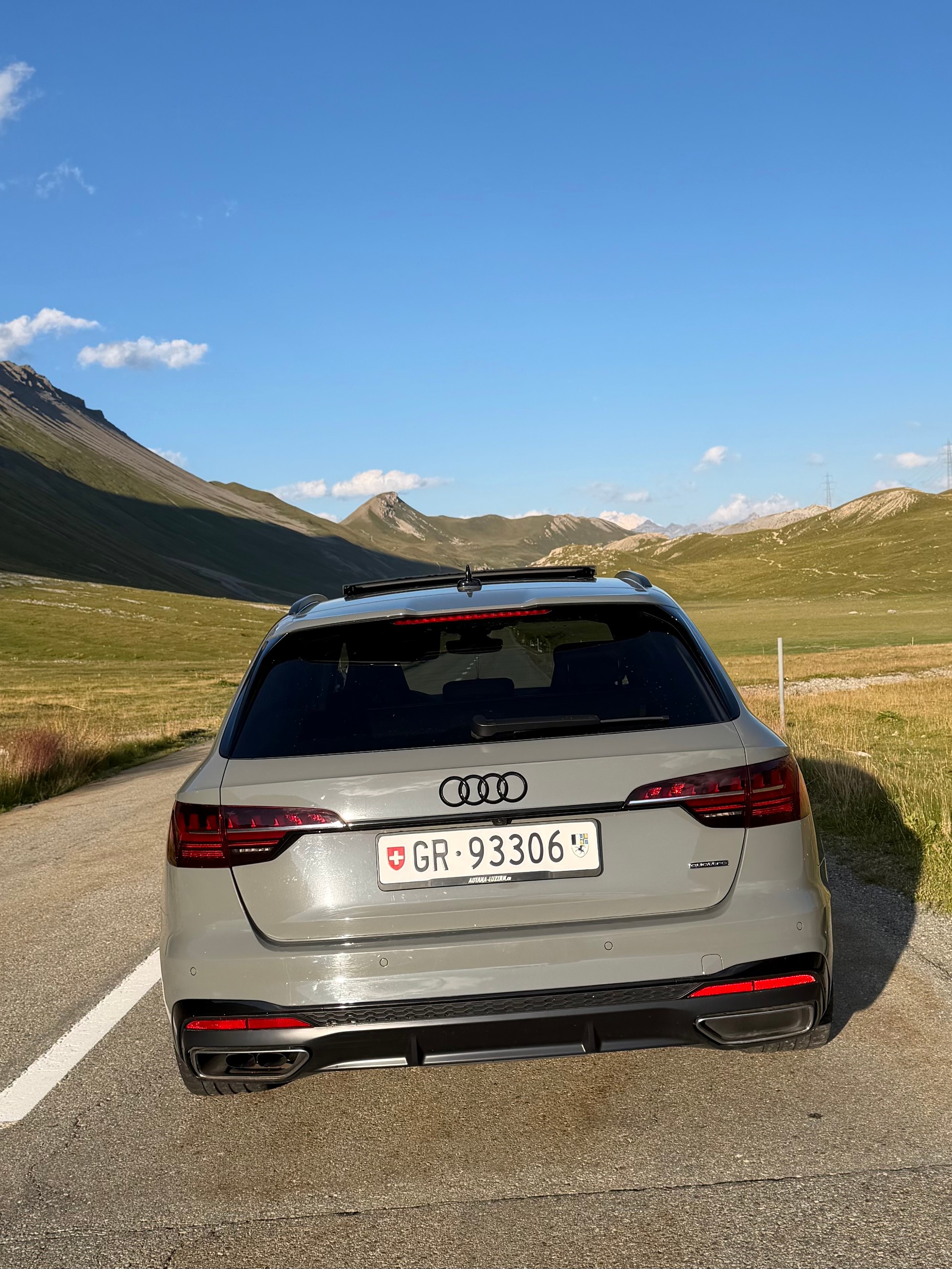 AUDI 40 2.0TDI S Line Attraction quattro S-Tronic-image-5