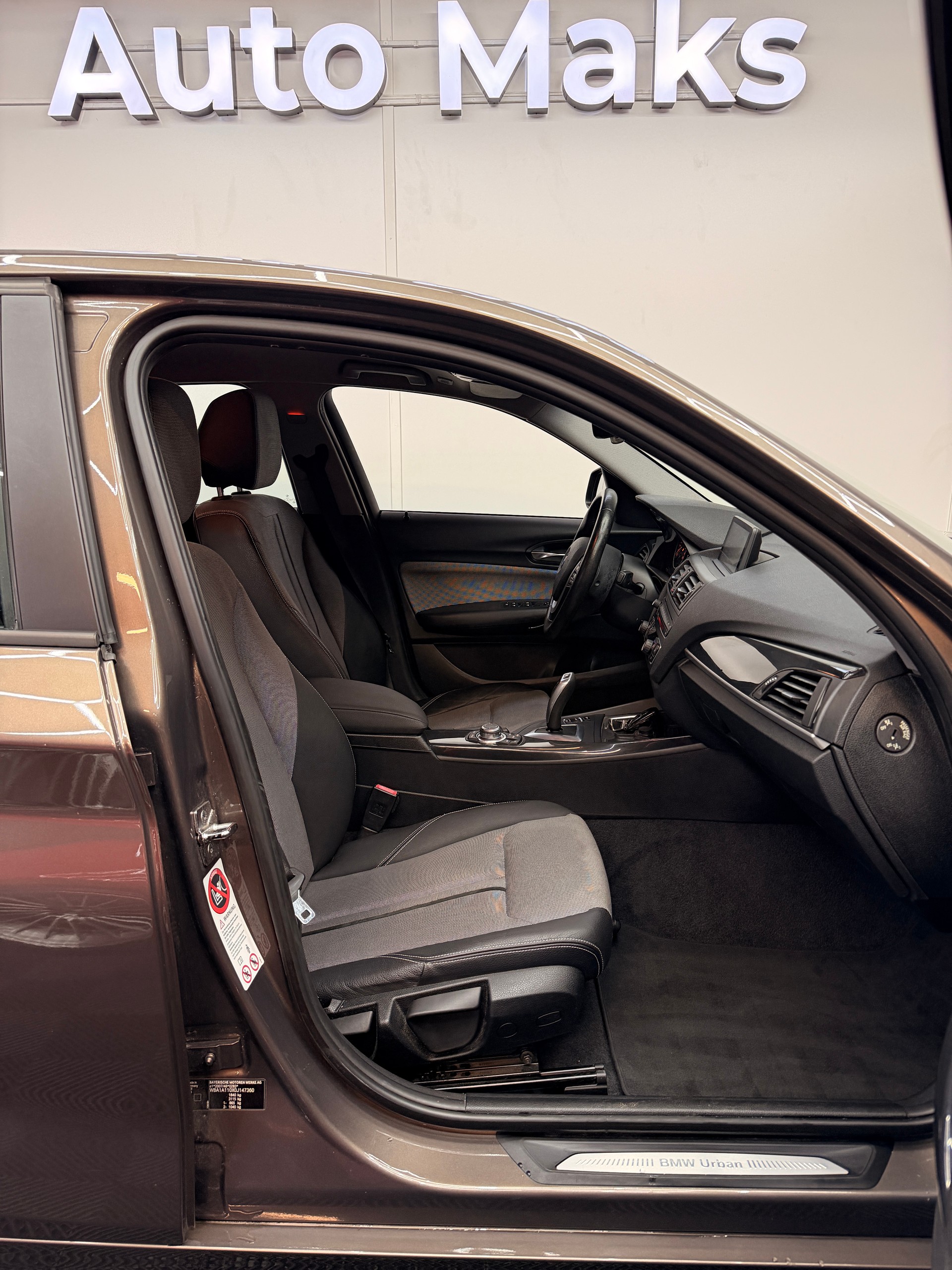 BMW 116i Urban Line Steptronic-image-4
