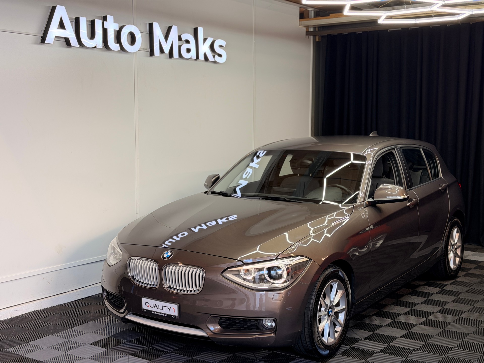 BMW 116i Urban Line Steptronic-image-0