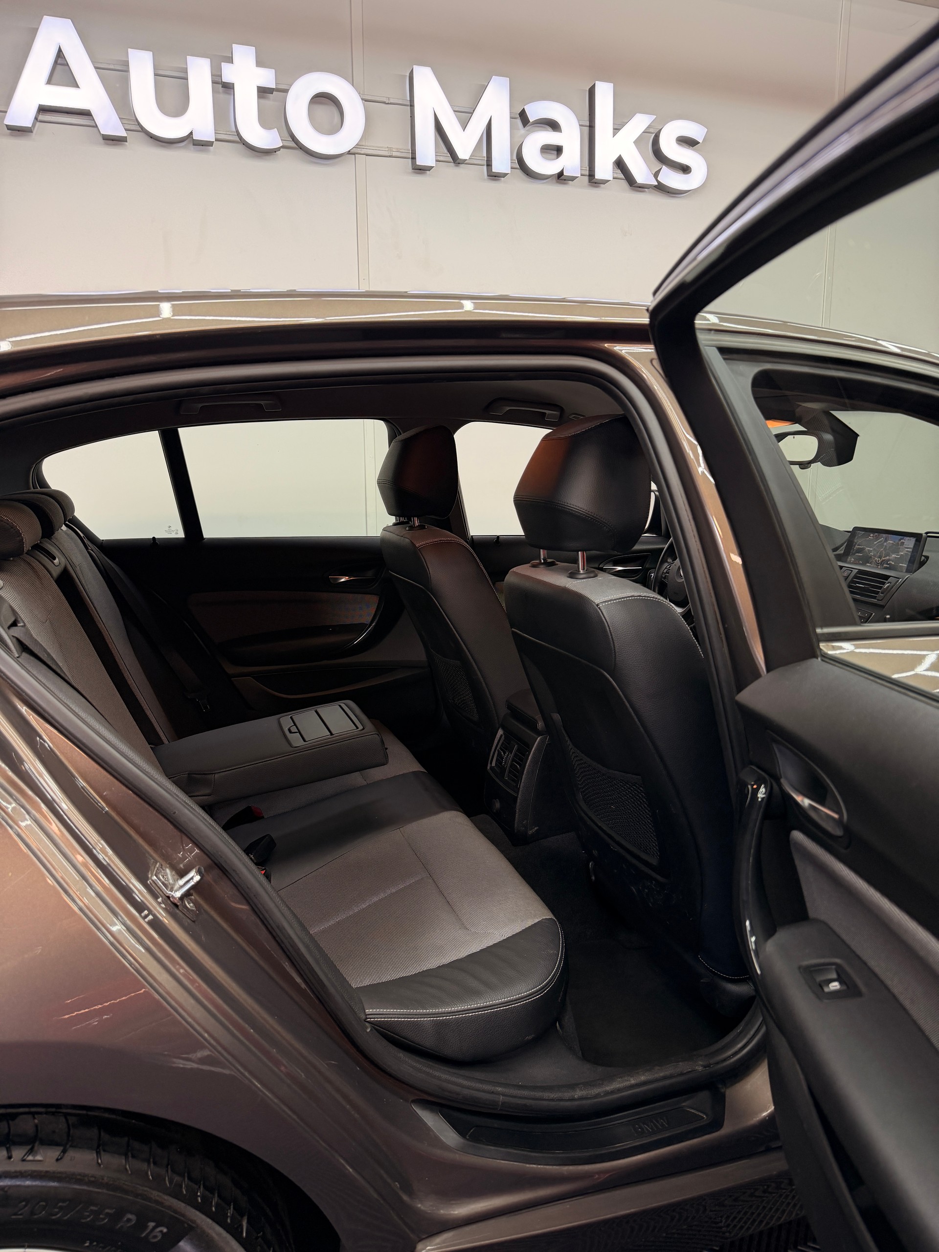 BMW 116i Urban Line Steptronic-image-5