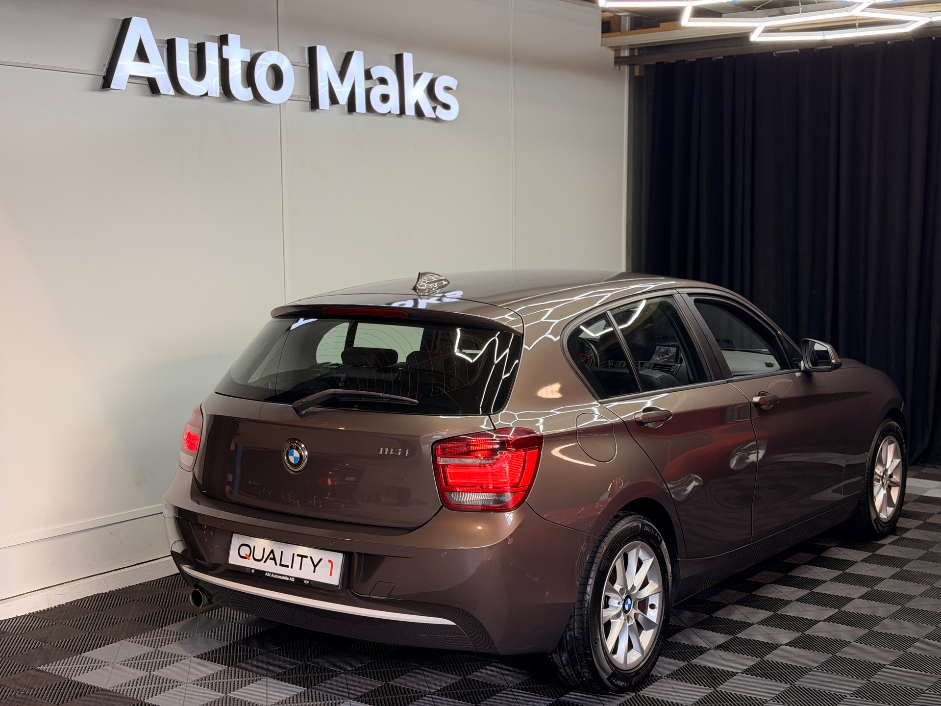BMW 116i Urban Line Steptronic-image-1