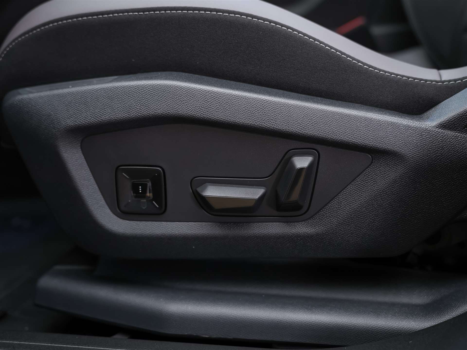JEEP Compass 1.6 T PHEV Summit Premium Sky *SOFORT Verfügbar*Werksgarantie*Massage*Matrix-LED*Sitzbelüftung*-image-25