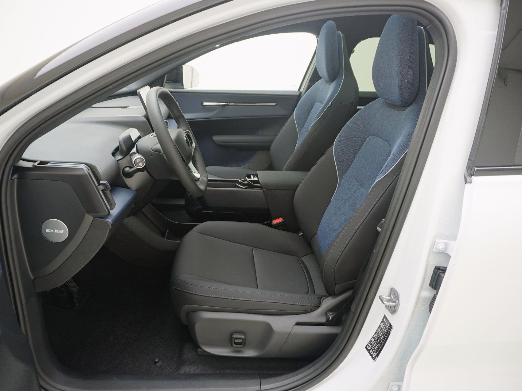 VOLVO EX 30 Twin Ultra Performance Black Edition AWD-image-6