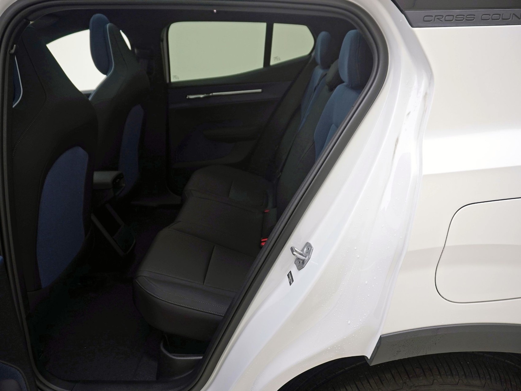 VOLVO EX 30 Twin Ultra Performance Black Edition AWD-image-8