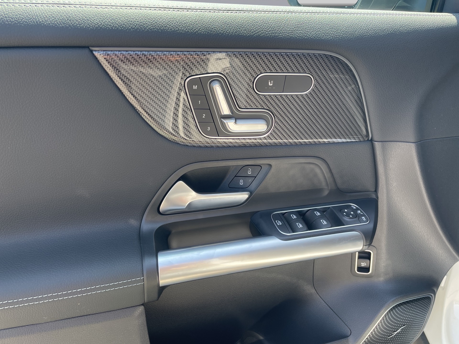 MERCEDES-BENZ GLA 250 AMG Line 4matic-image-10