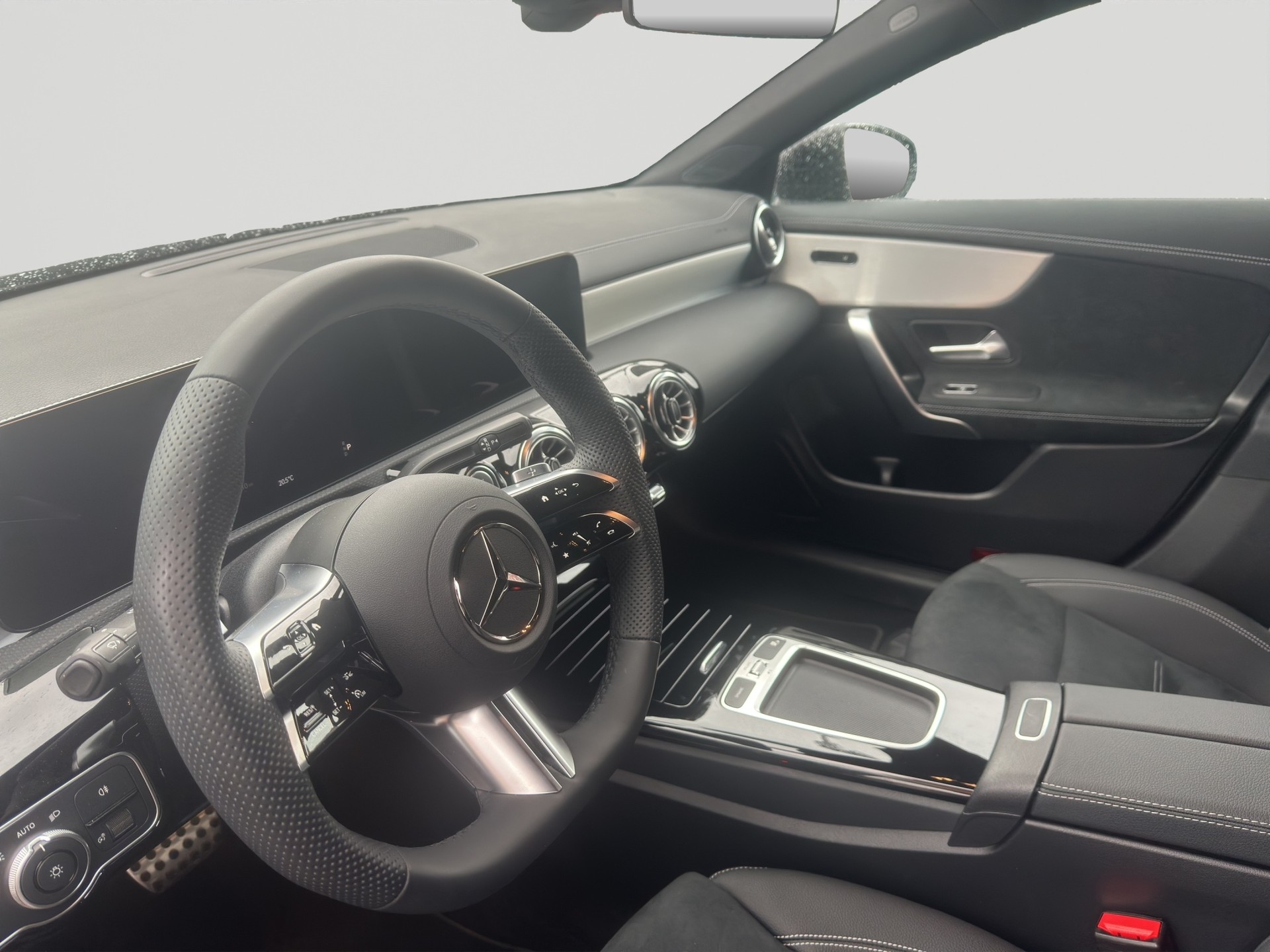 MERCEDES-BENZ CLA 200 d AMG Line Night 8G-DCT-image-6