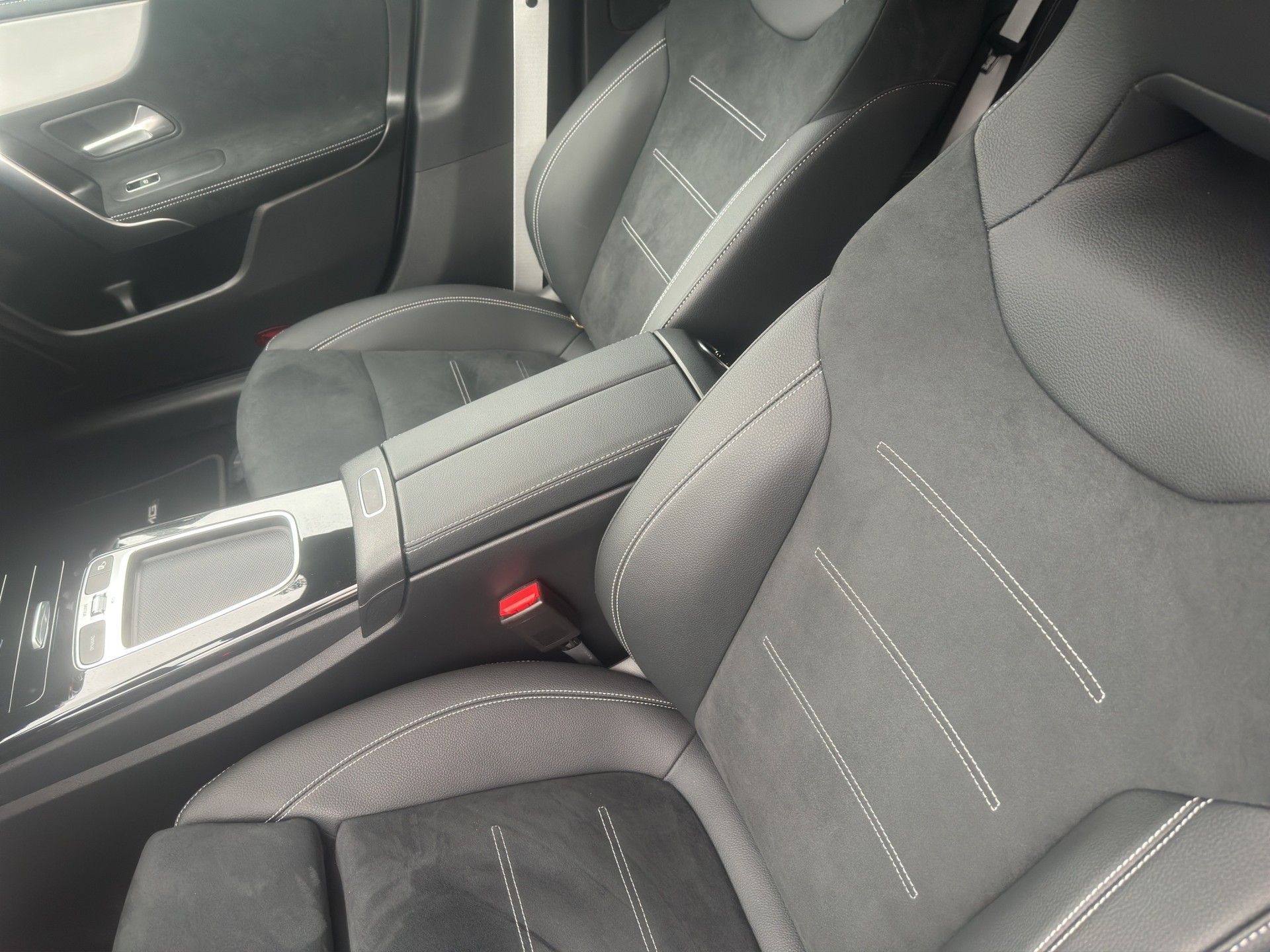 MERCEDES-BENZ CLA 200 d AMG Line Night 8G-DCT-image-5