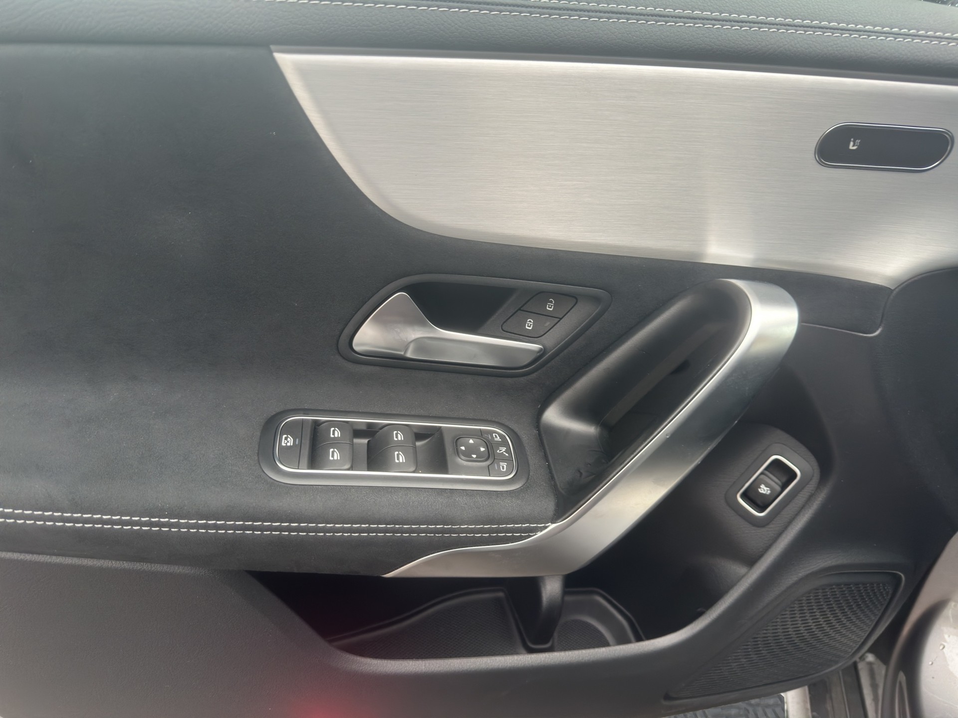 MERCEDES-BENZ CLA 200 d AMG Line Night 8G-DCT-image-8