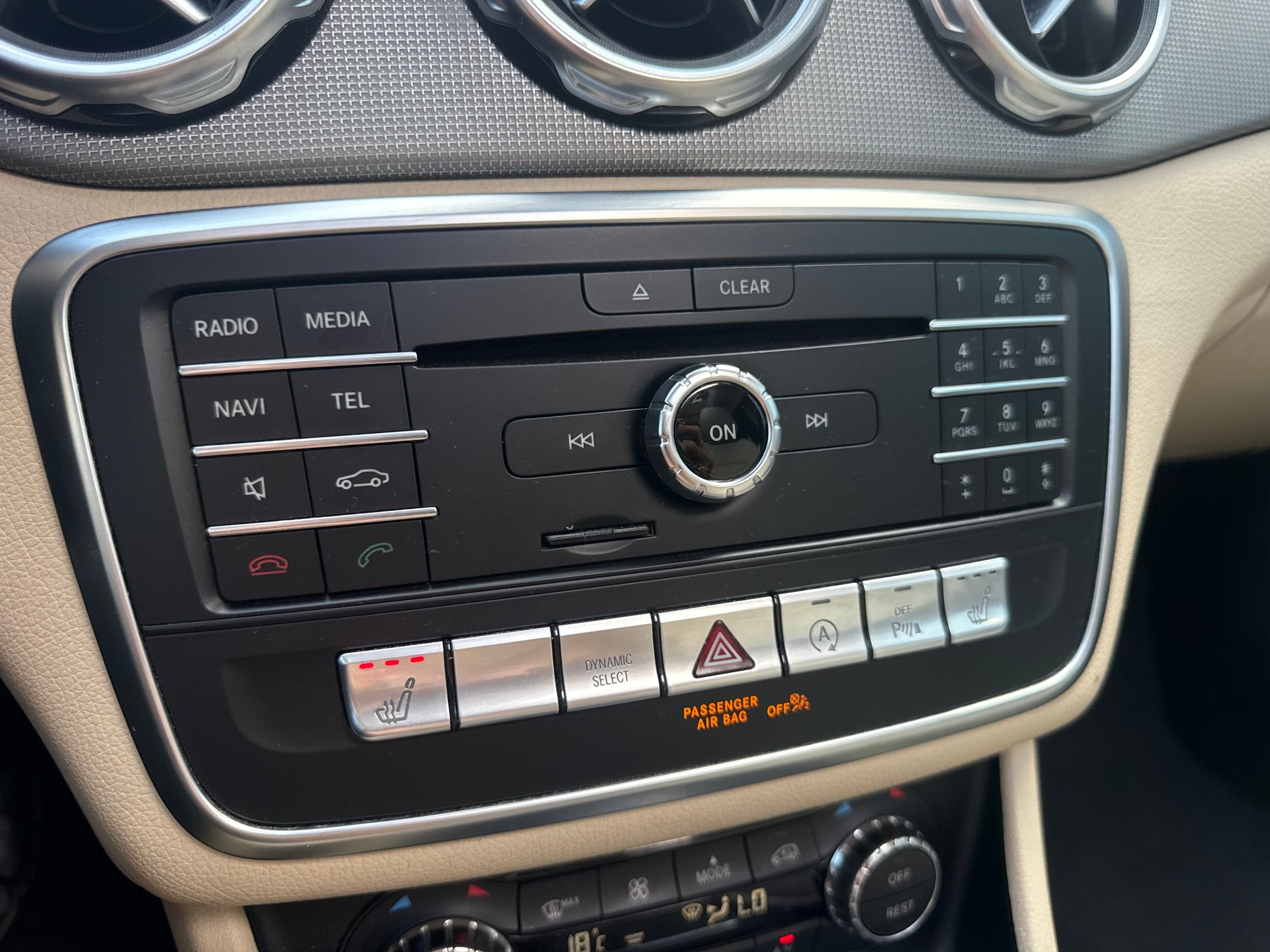 MERCEDES-BENZ GLA 200 Night Star 7G-DCT-image-9