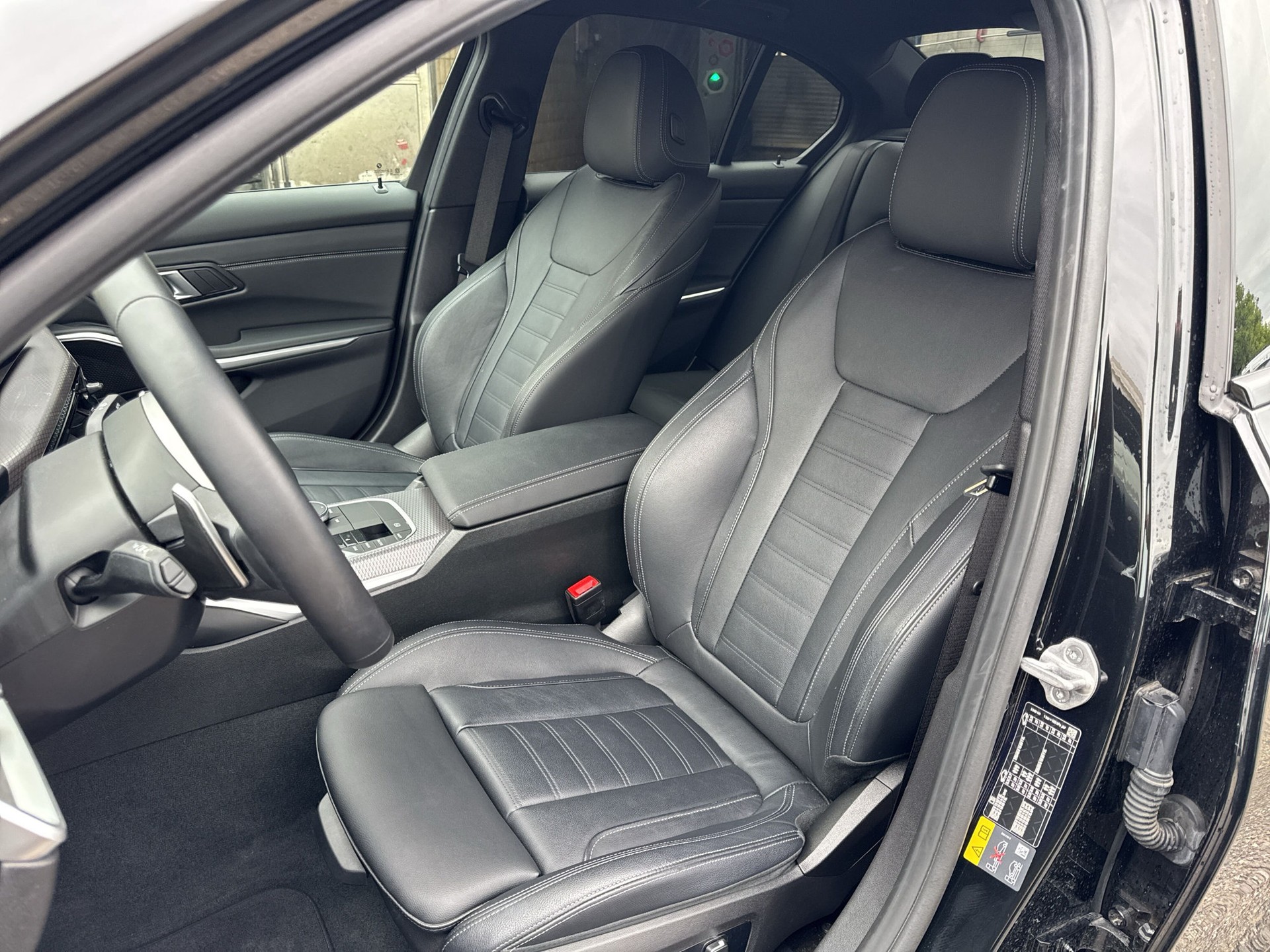 BMW 330e xDrive Steptronic M Sport-image-9