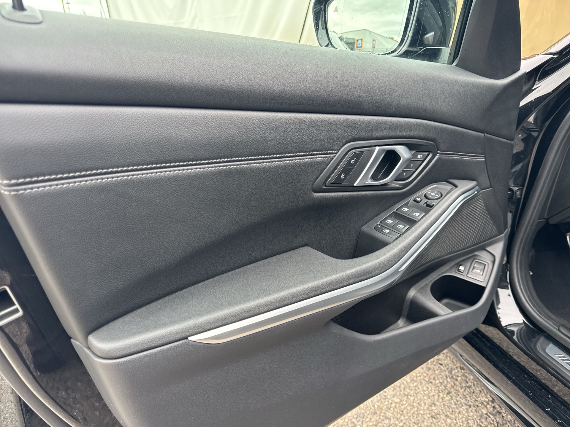 BMW 330e xDrive Steptronic M Sport-image-16
